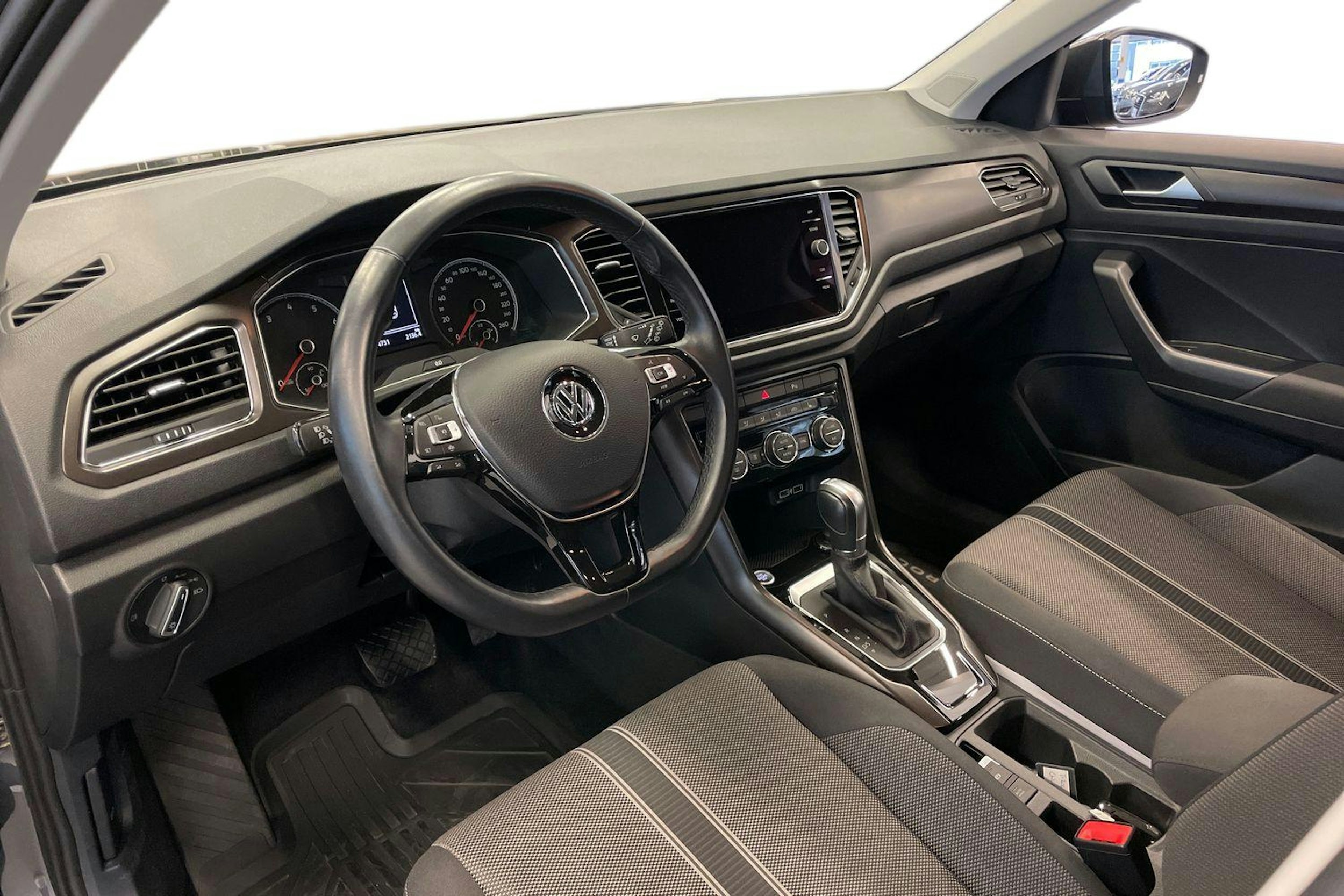 harmaa Volkswagen T-Roc 2019 kuva 7.