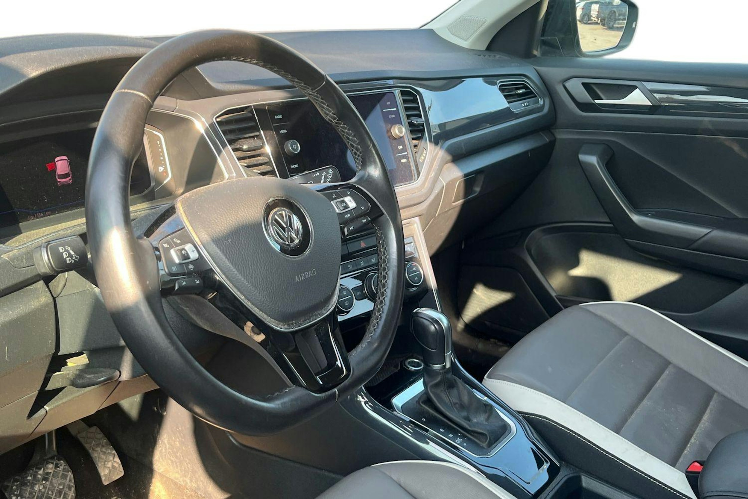 Valkoinen Volkswagen T-Roc 2019 kuva 3.