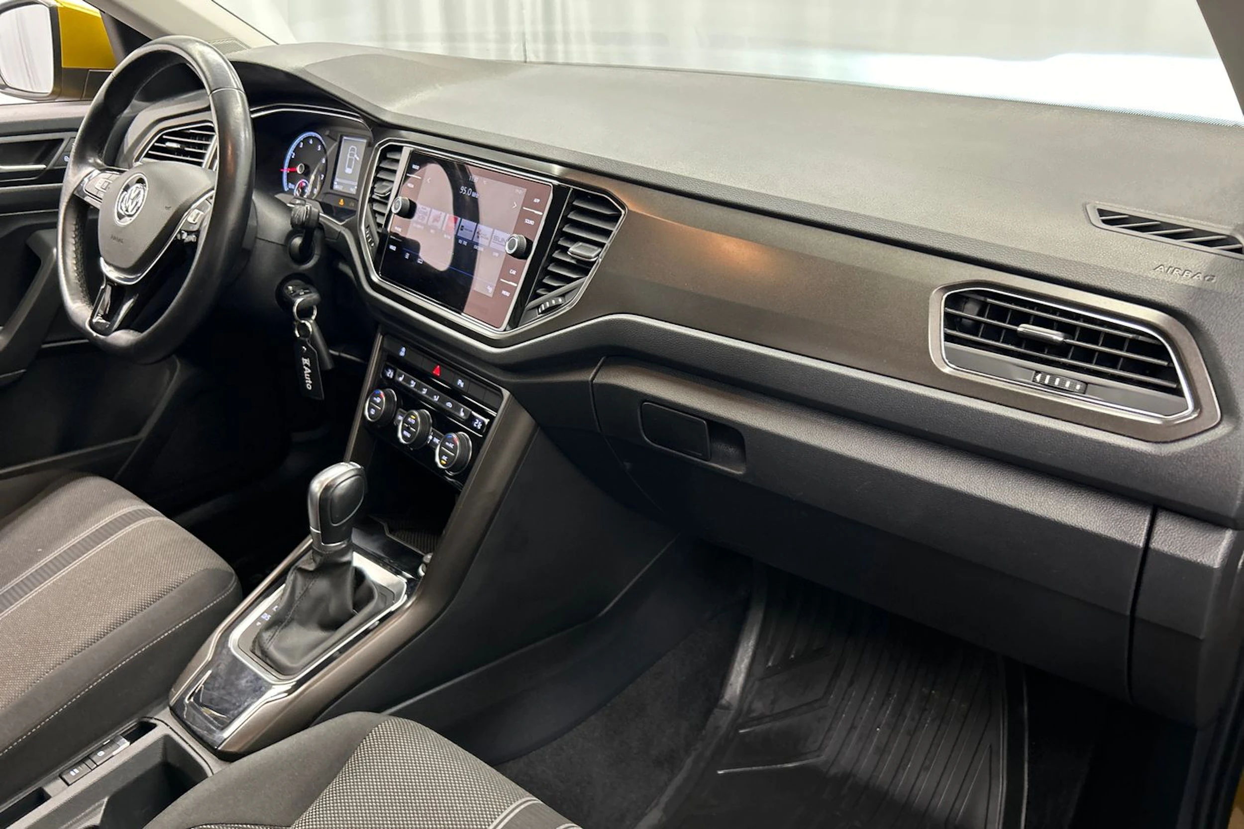 met. keltainen Volkswagen T-Roc 2019 kuva 12.