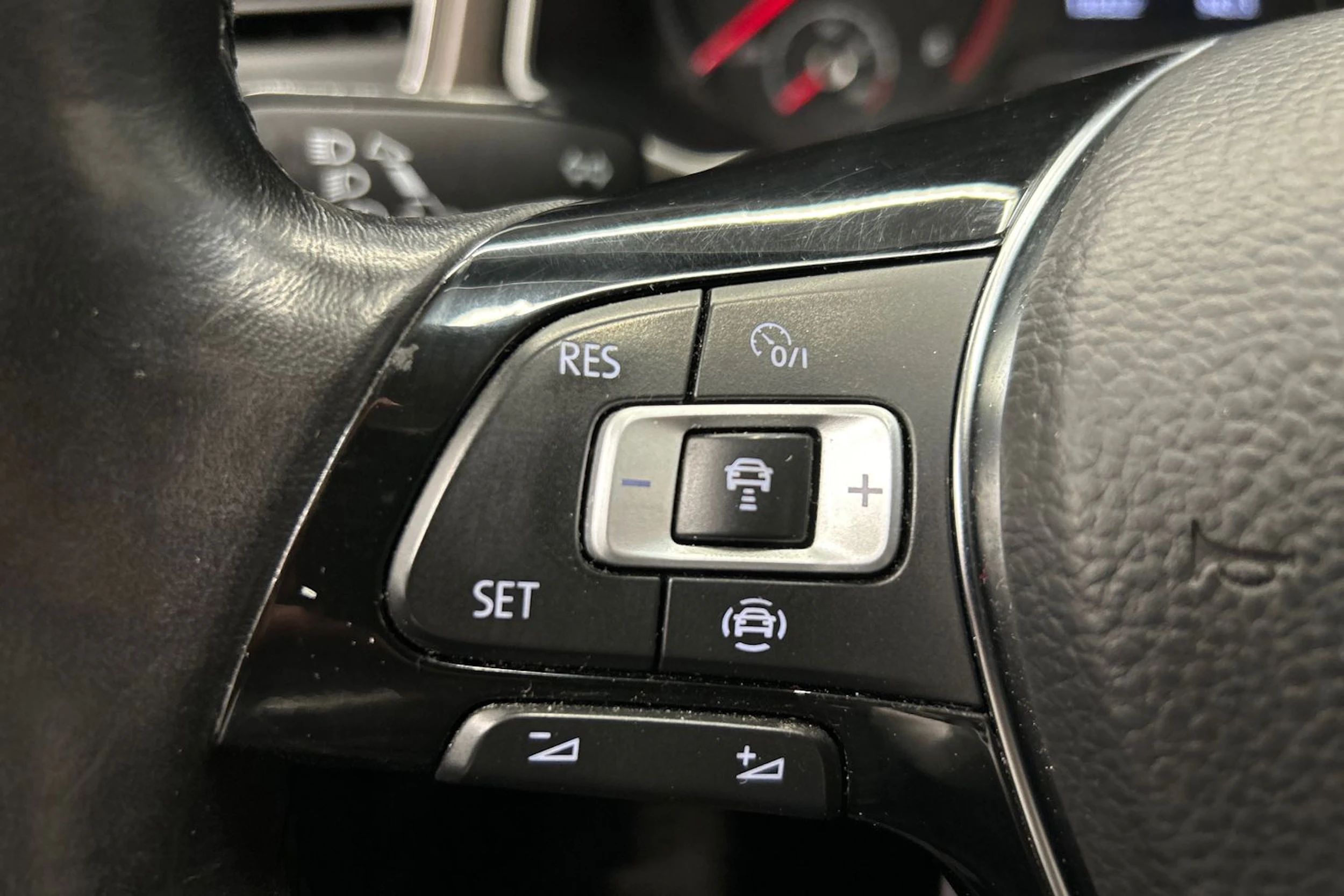 met. keltainen Volkswagen T-Roc 2019 kuva 16.