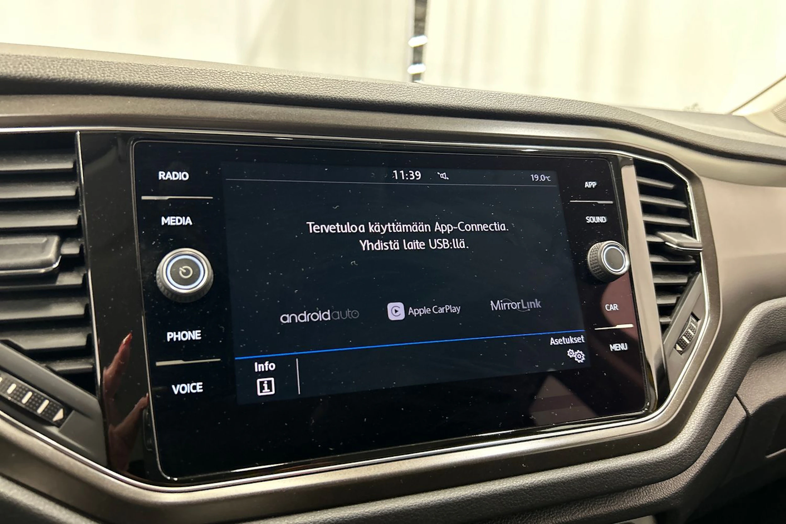 met. keltainen Volkswagen T-Roc 2019 kuva 19.