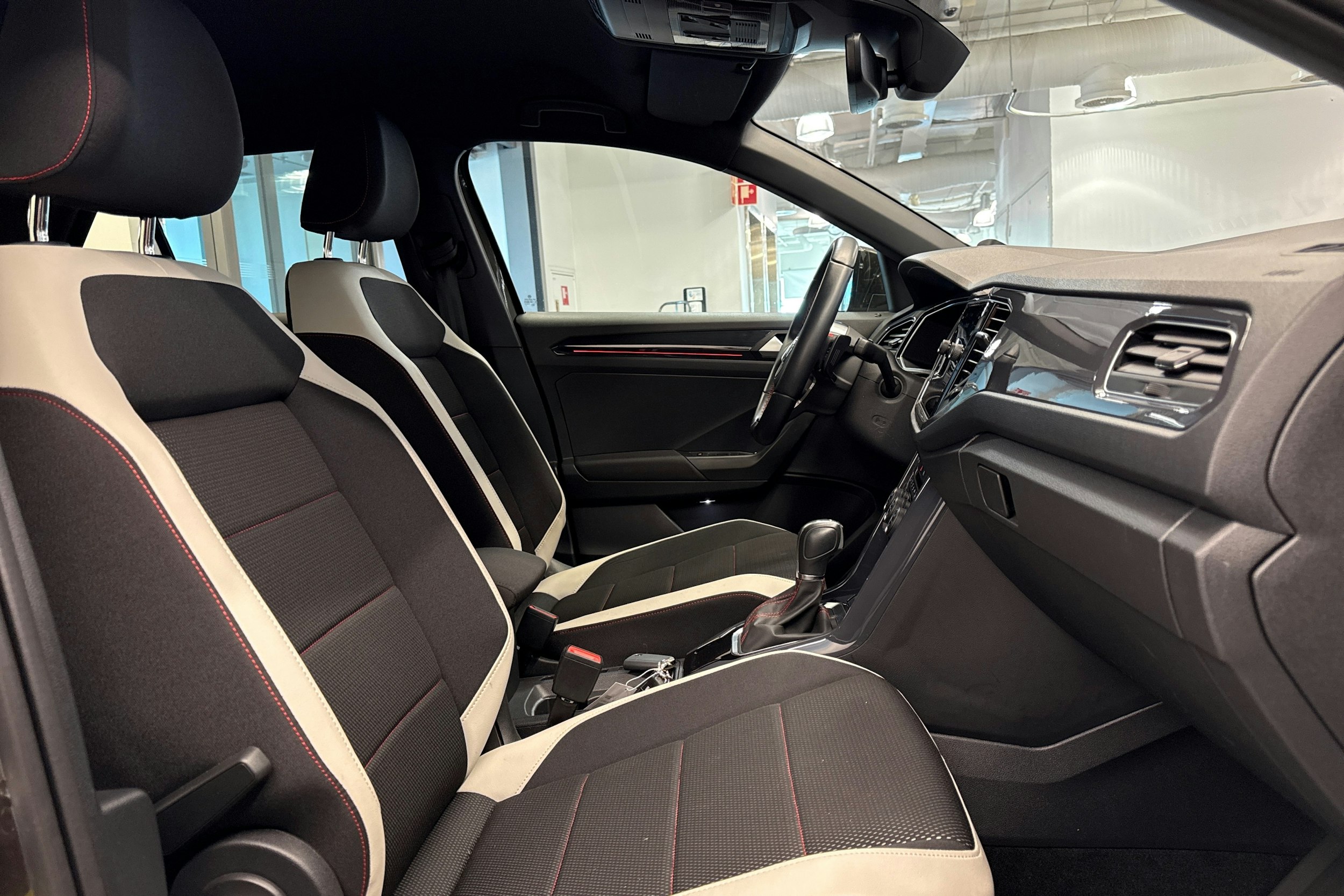 ruskea (beige) Volkswagen T-Roc 2019 kuva 22.
