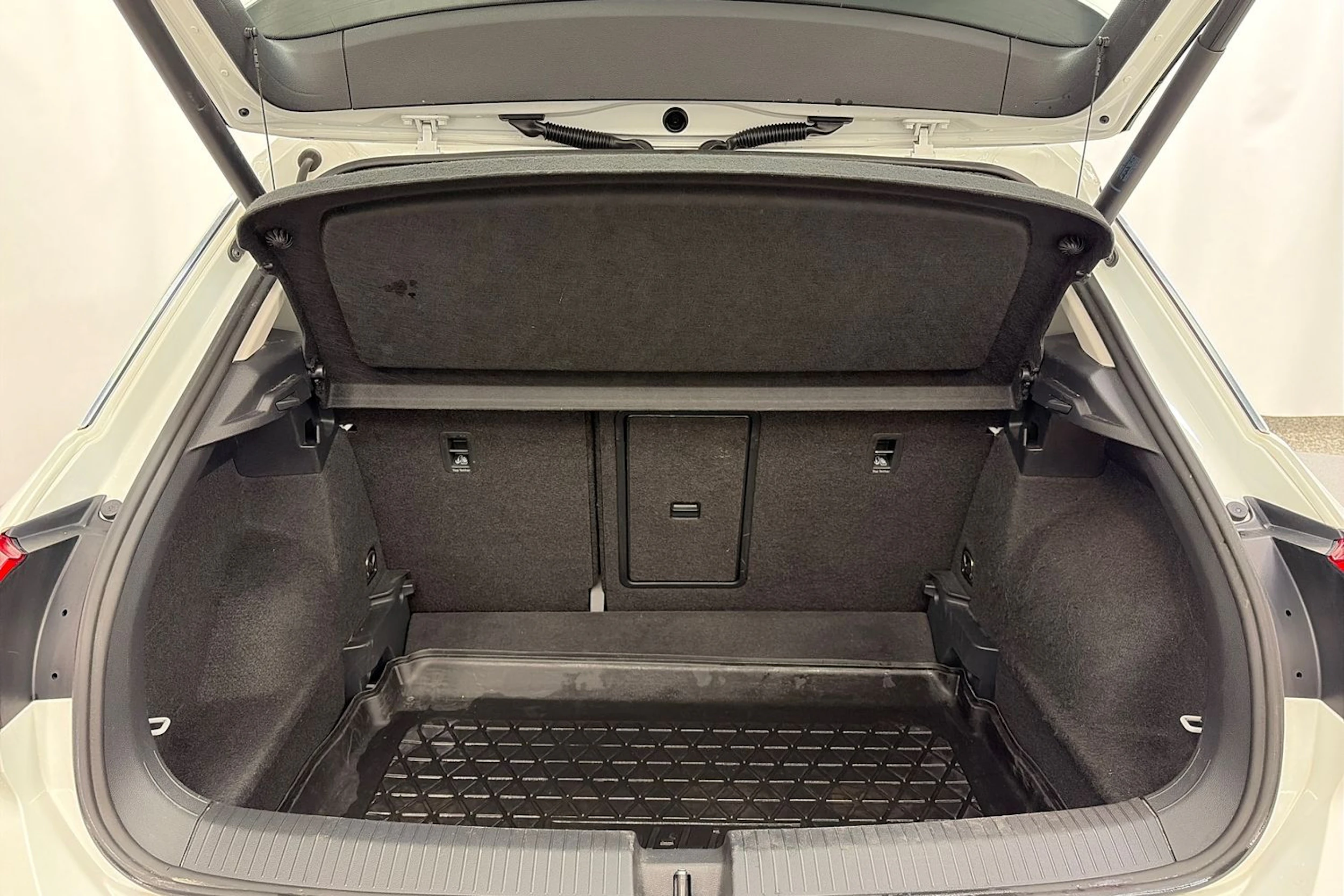 valkoinen Volkswagen T-Roc 2019 kuva 11.