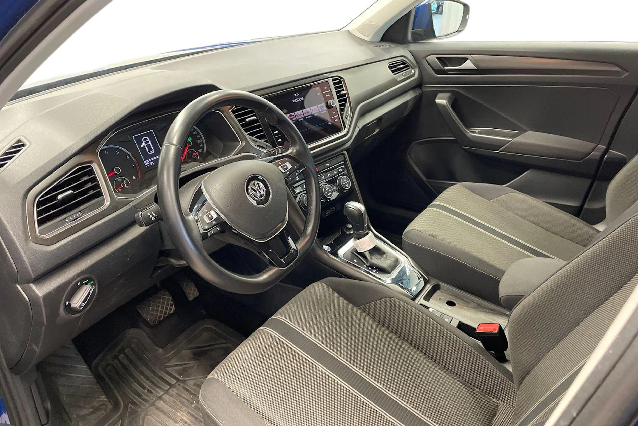 Sininen Volkswagen T-Roc 2019 kuva 3.