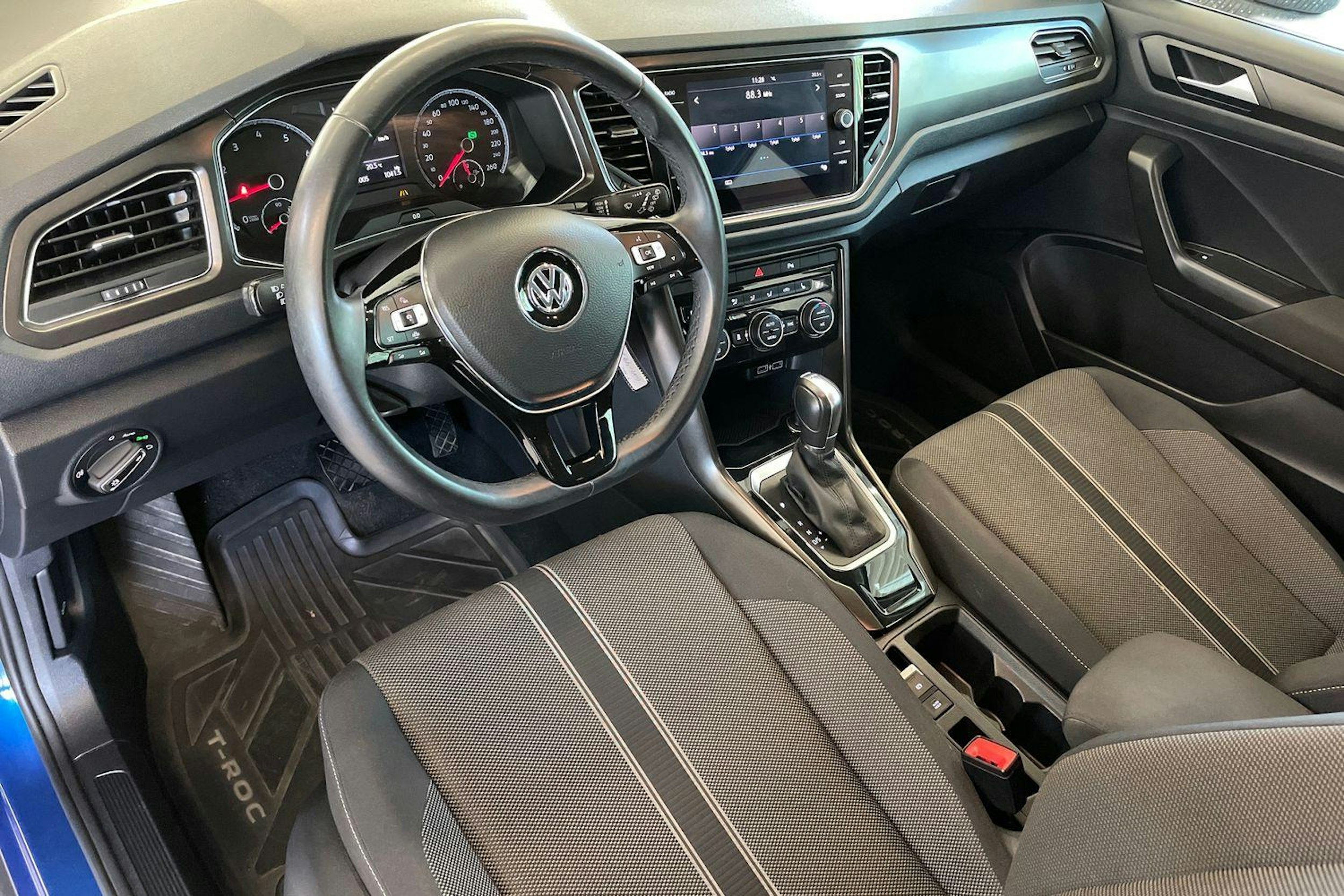 Sininen Volkswagen T-Roc 2019 kuva 7.