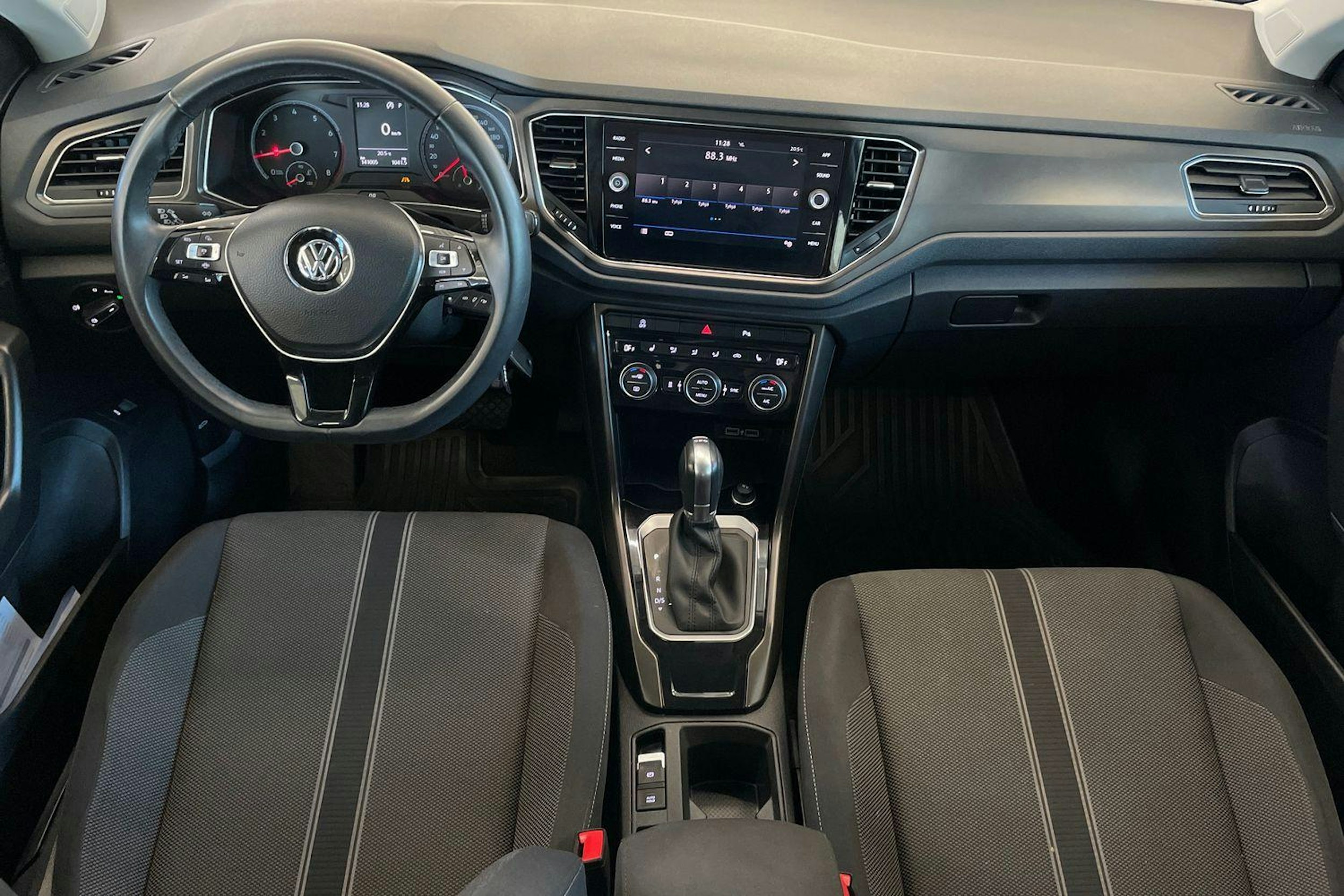 Sininen Volkswagen T-Roc 2019 kuva 9.