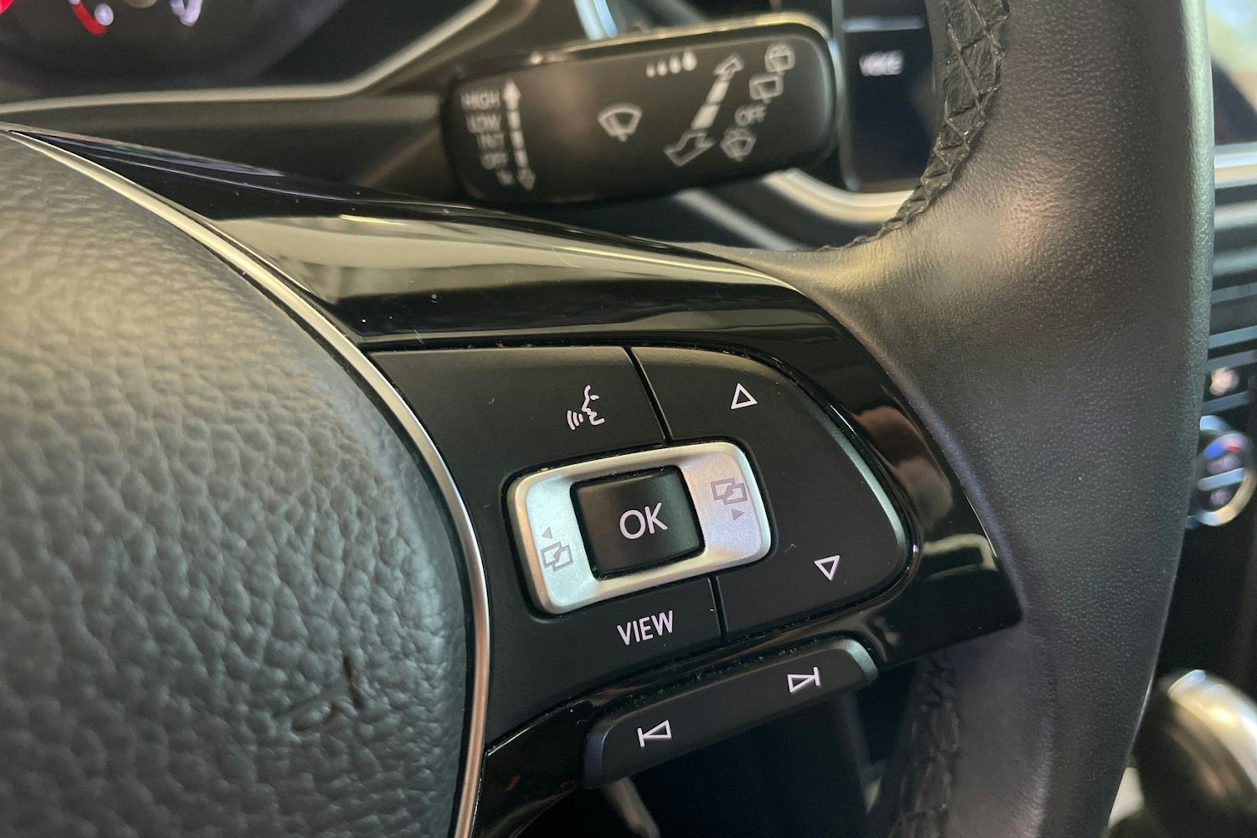 Sininen Volkswagen T-Roc 2019 kuva 18.