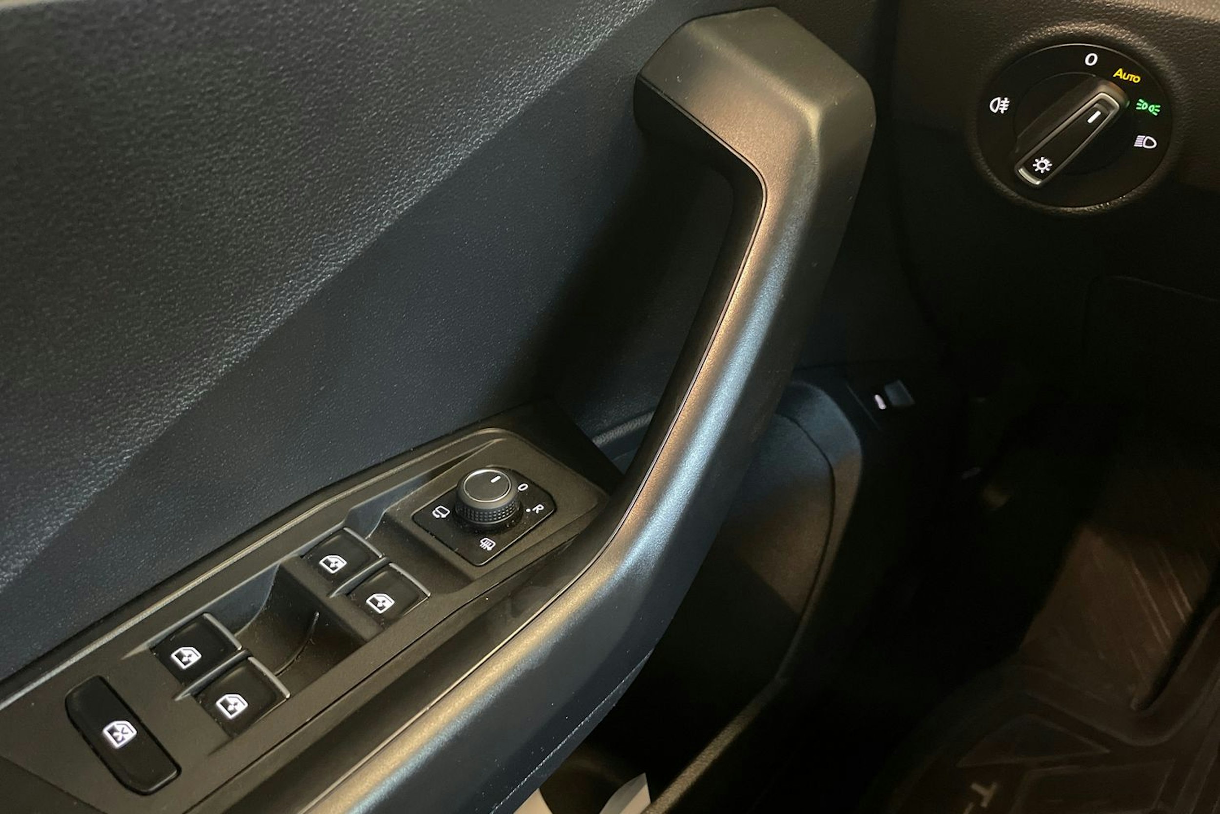 Sininen Volkswagen T-Roc 2019 kuva 19.