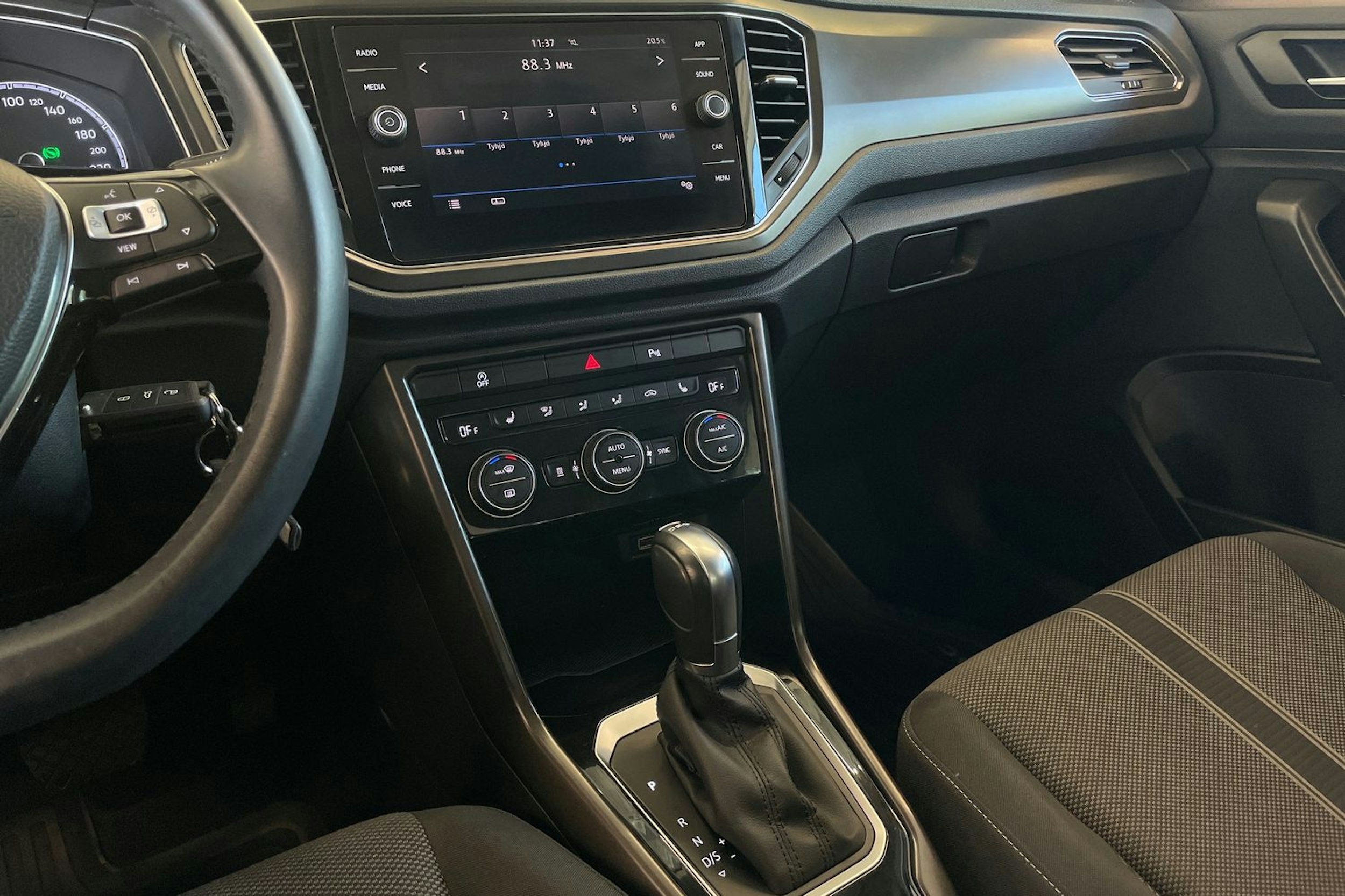Sininen Volkswagen T-Roc 2019 kuva 20.