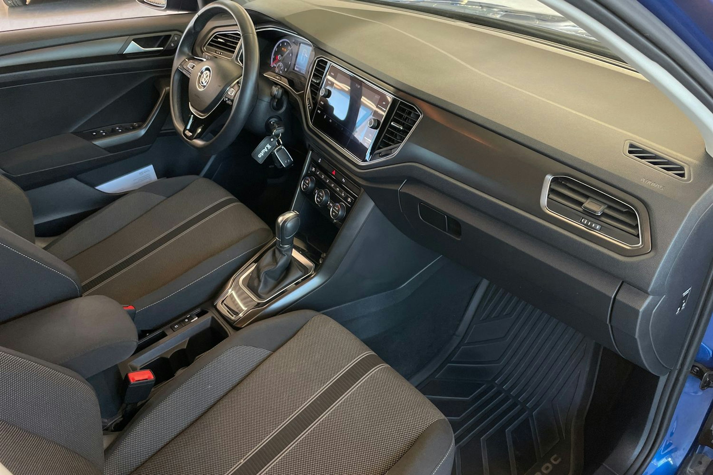 Sininen Volkswagen T-Roc 2019 kuva 24.