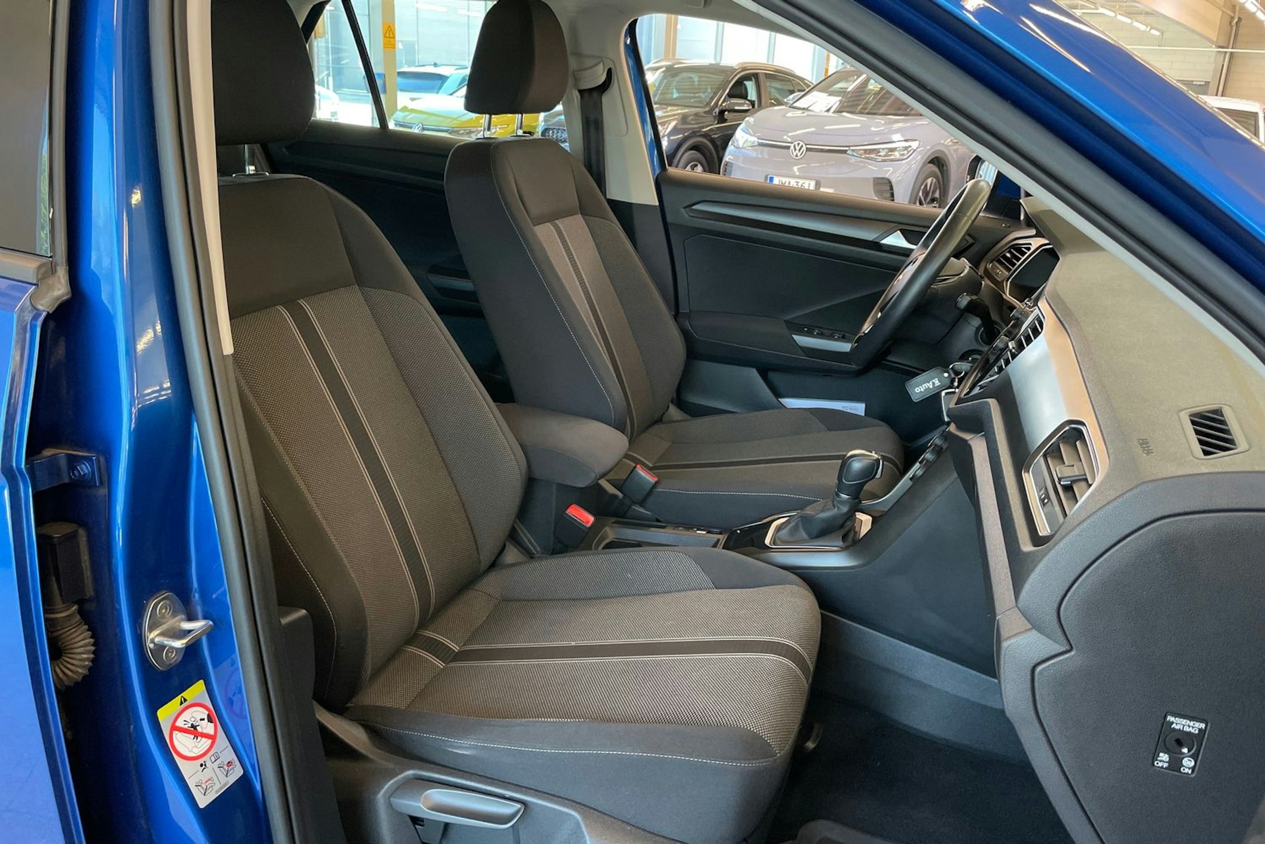 Sininen Volkswagen T-Roc 2019 kuva 25.