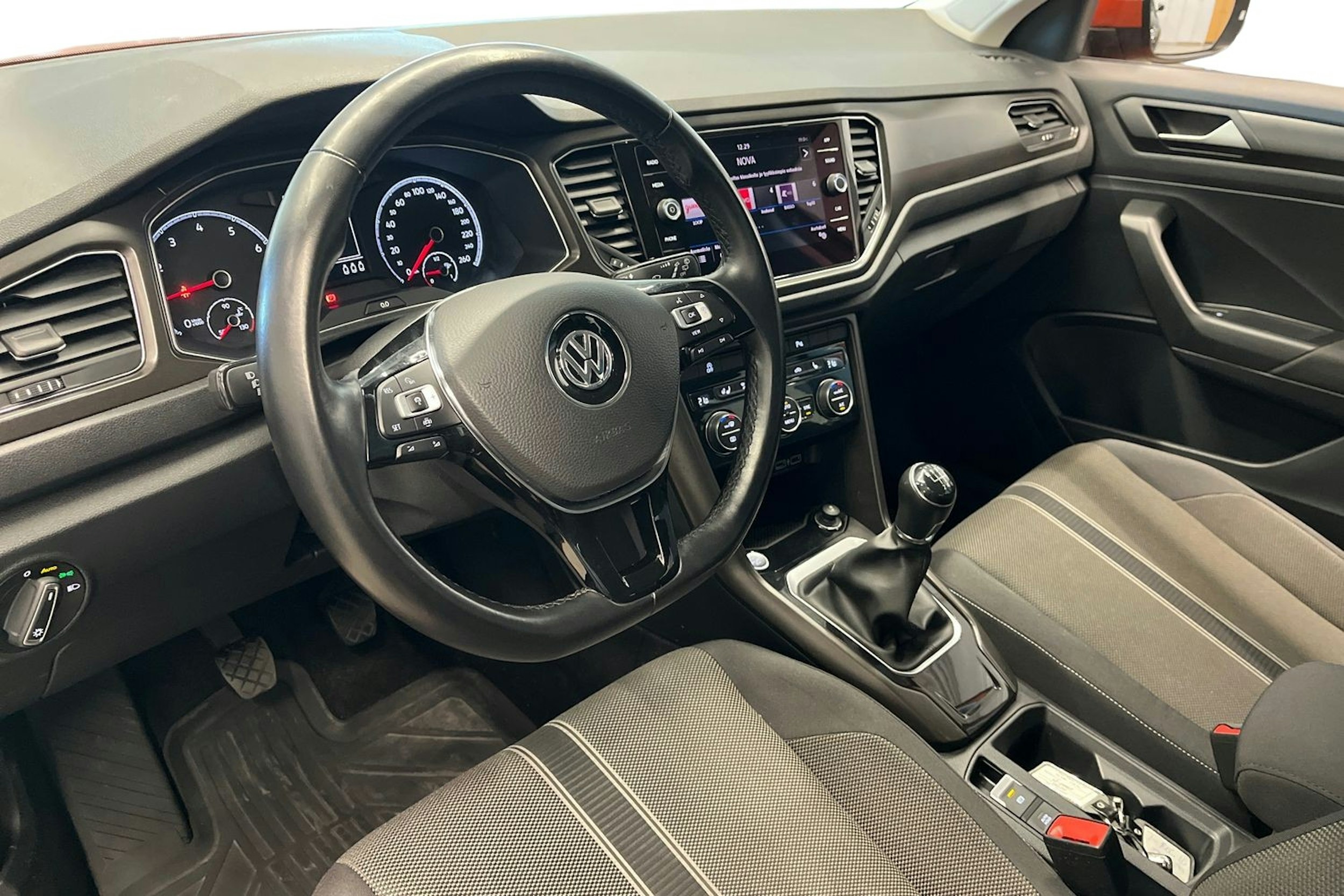 oranssi Volkswagen T-Roc 2019 kuva 7.