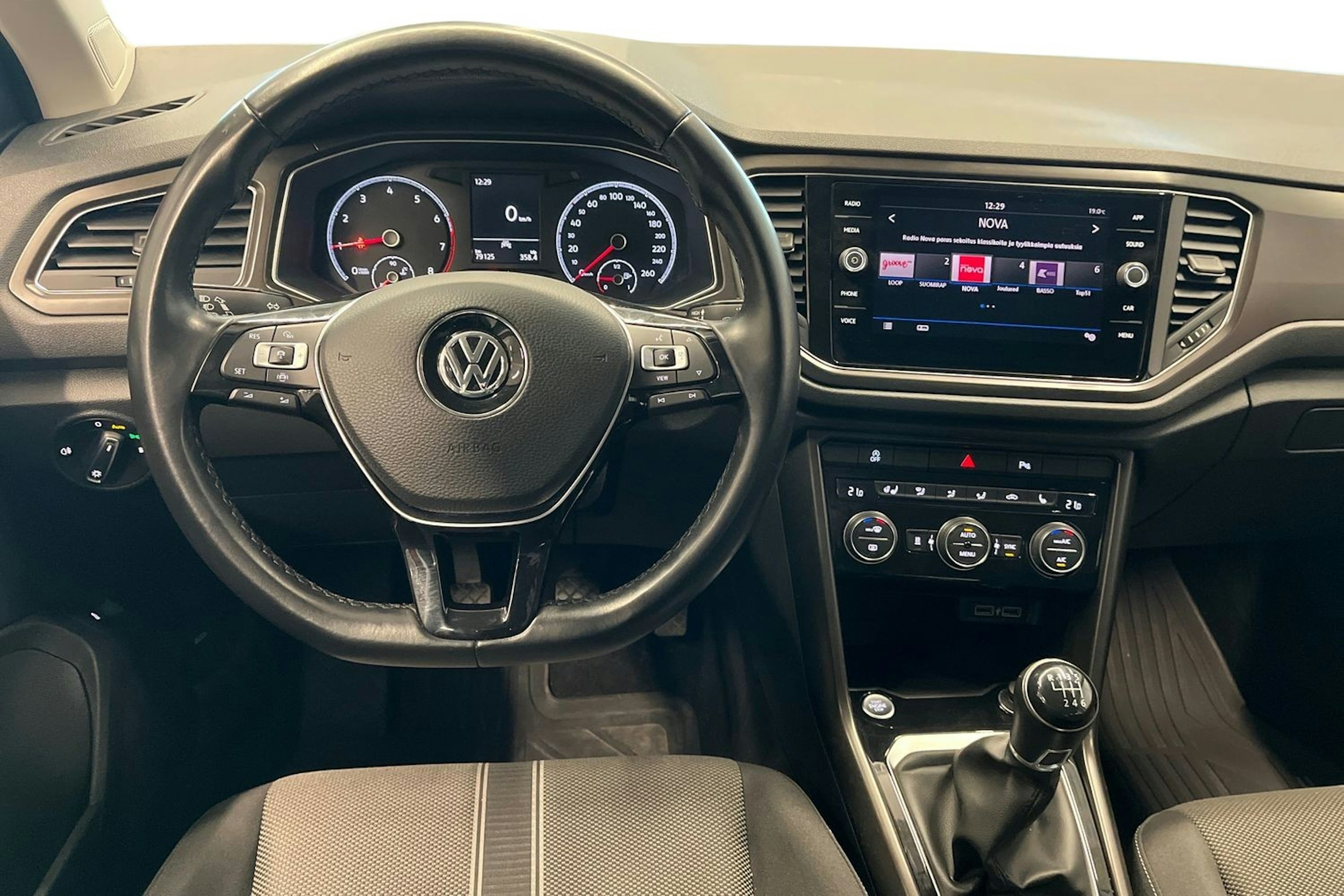 oranssi Volkswagen T-Roc 2019 kuva 9.