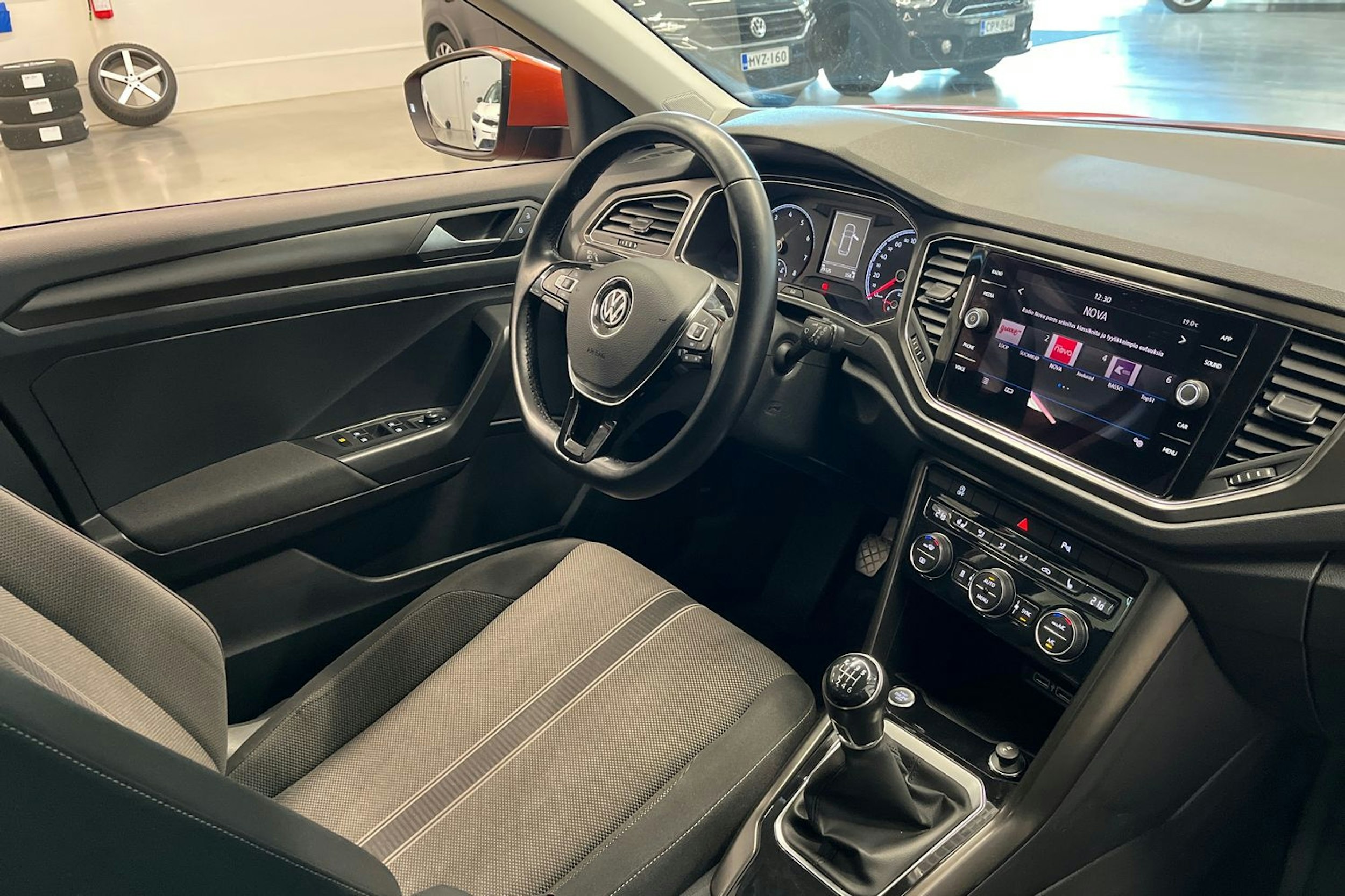 oranssi Volkswagen T-Roc 2019 kuva 15.