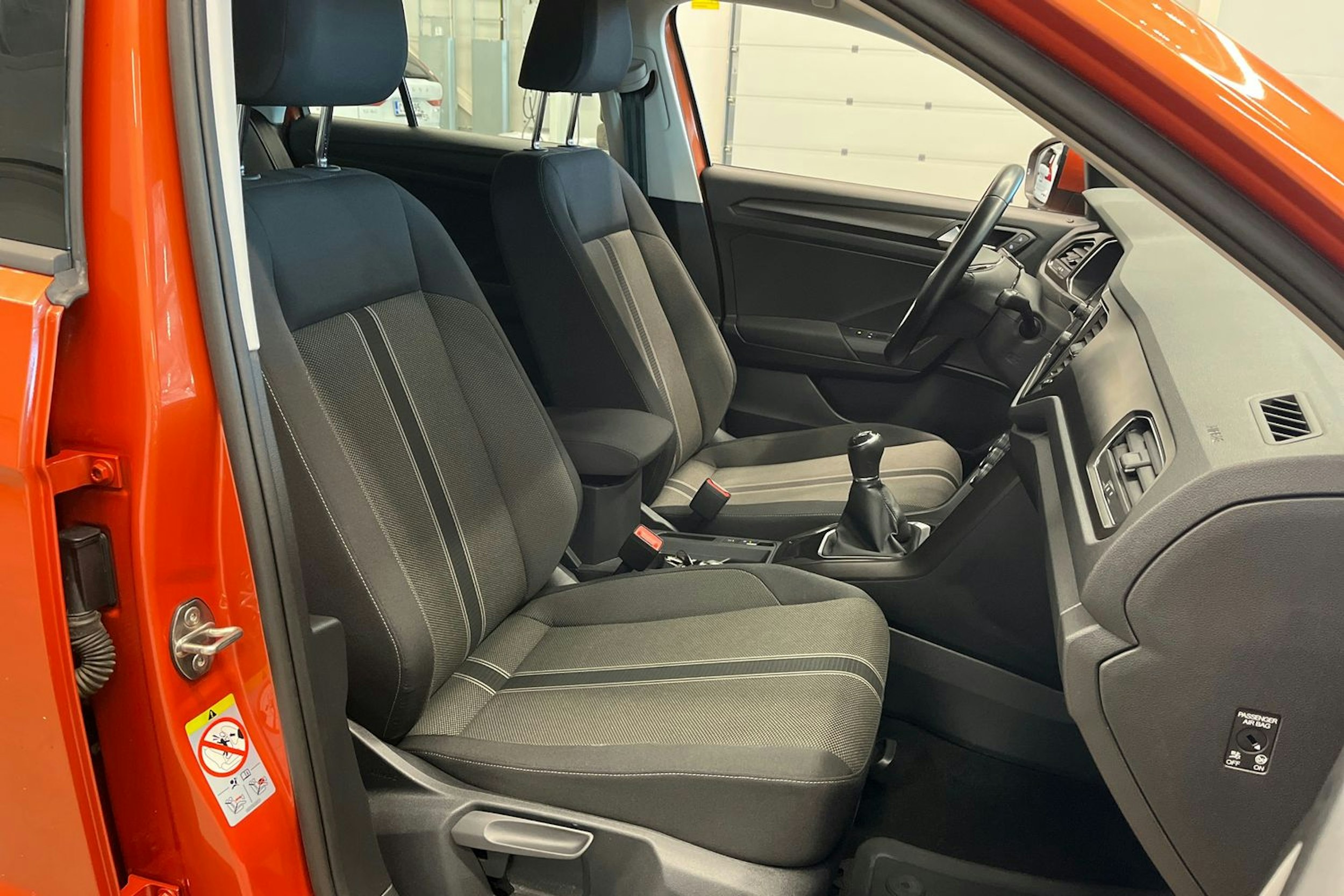 oranssi Volkswagen T-Roc 2019 kuva 16.