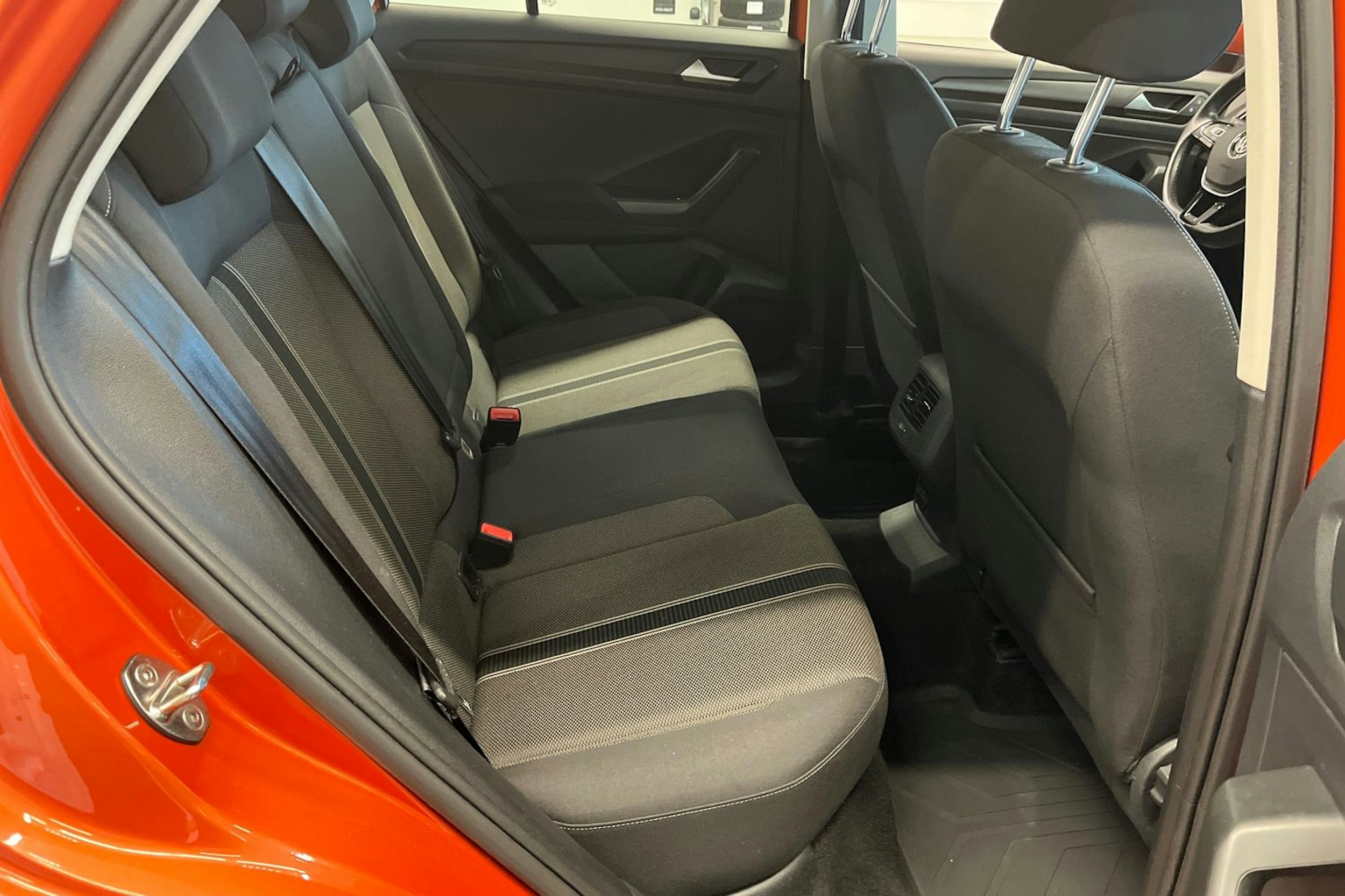oranssi Volkswagen T-Roc 2019 kuva 17.