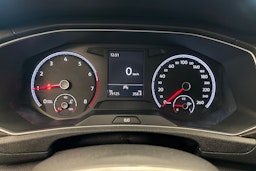 oranssi Volkswagen T-Roc 2019 kuva 18.
