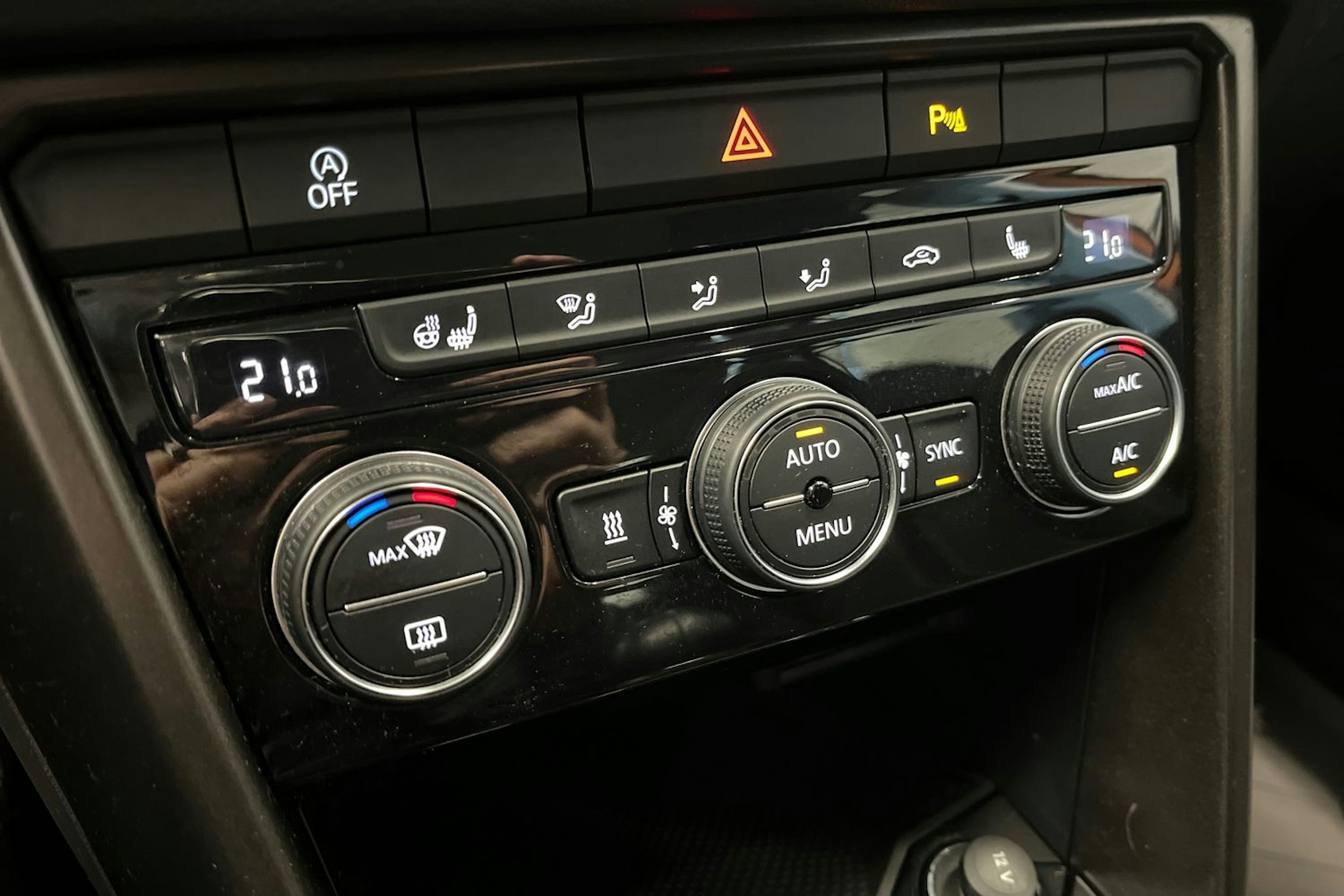 oranssi Volkswagen T-Roc 2019 kuva 29.