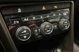 oranssi Volkswagen T-Roc 2019 kuva 29.