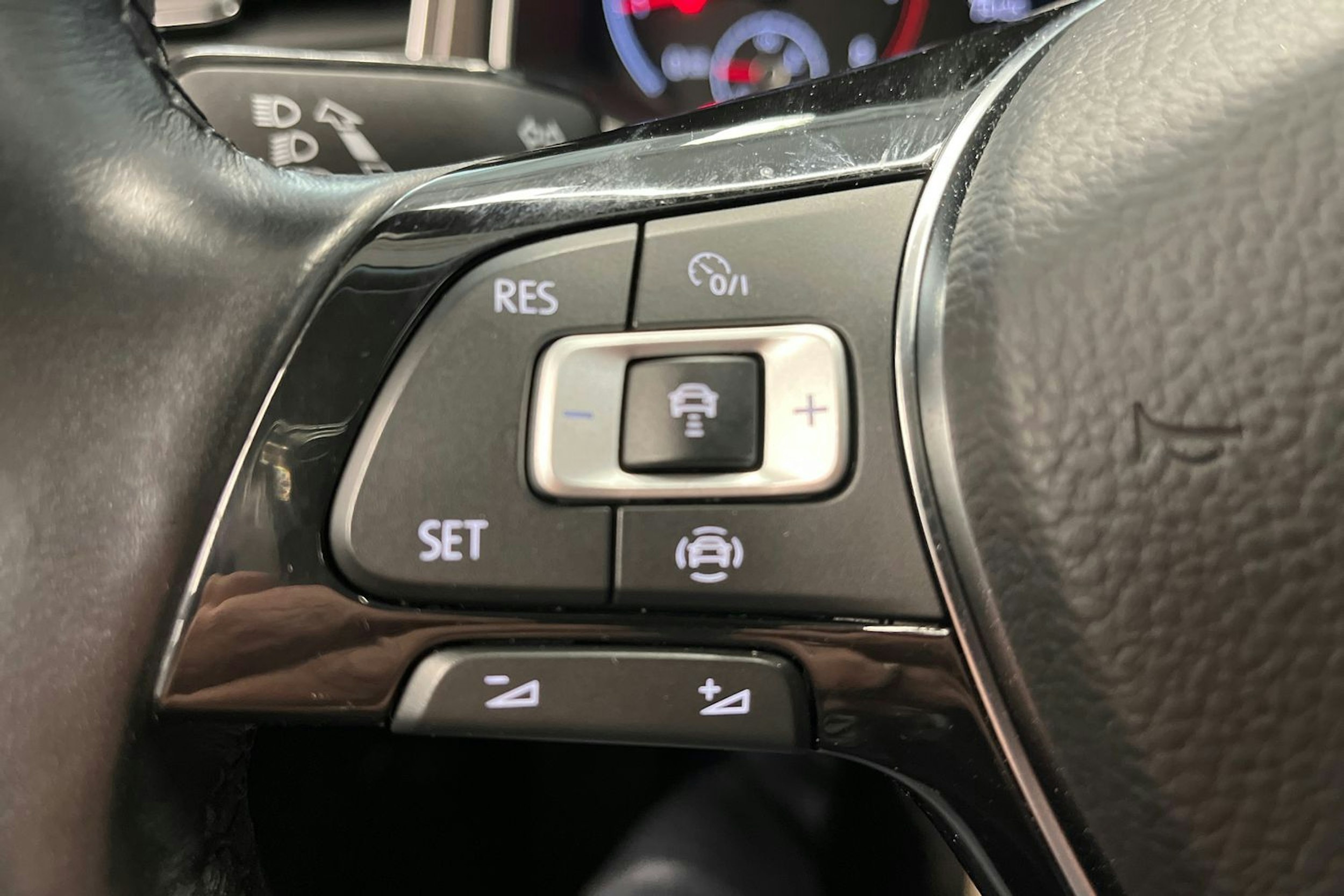 oranssi Volkswagen T-Roc 2019 kuva 32.