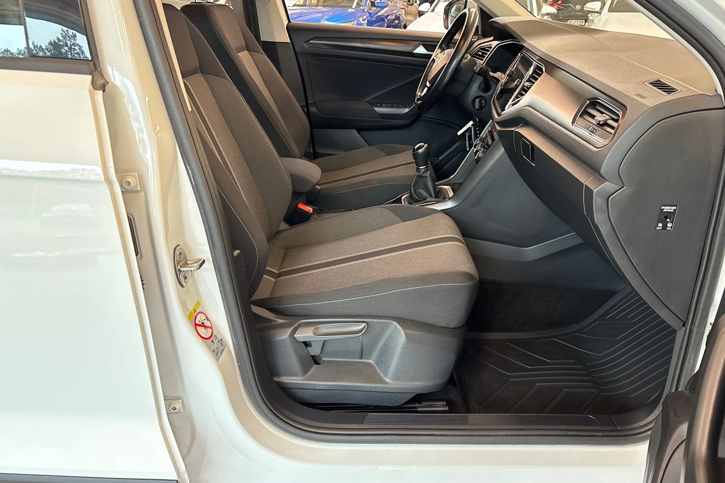 valkoinen Volkswagen T-Roc 2020 kuva 18.