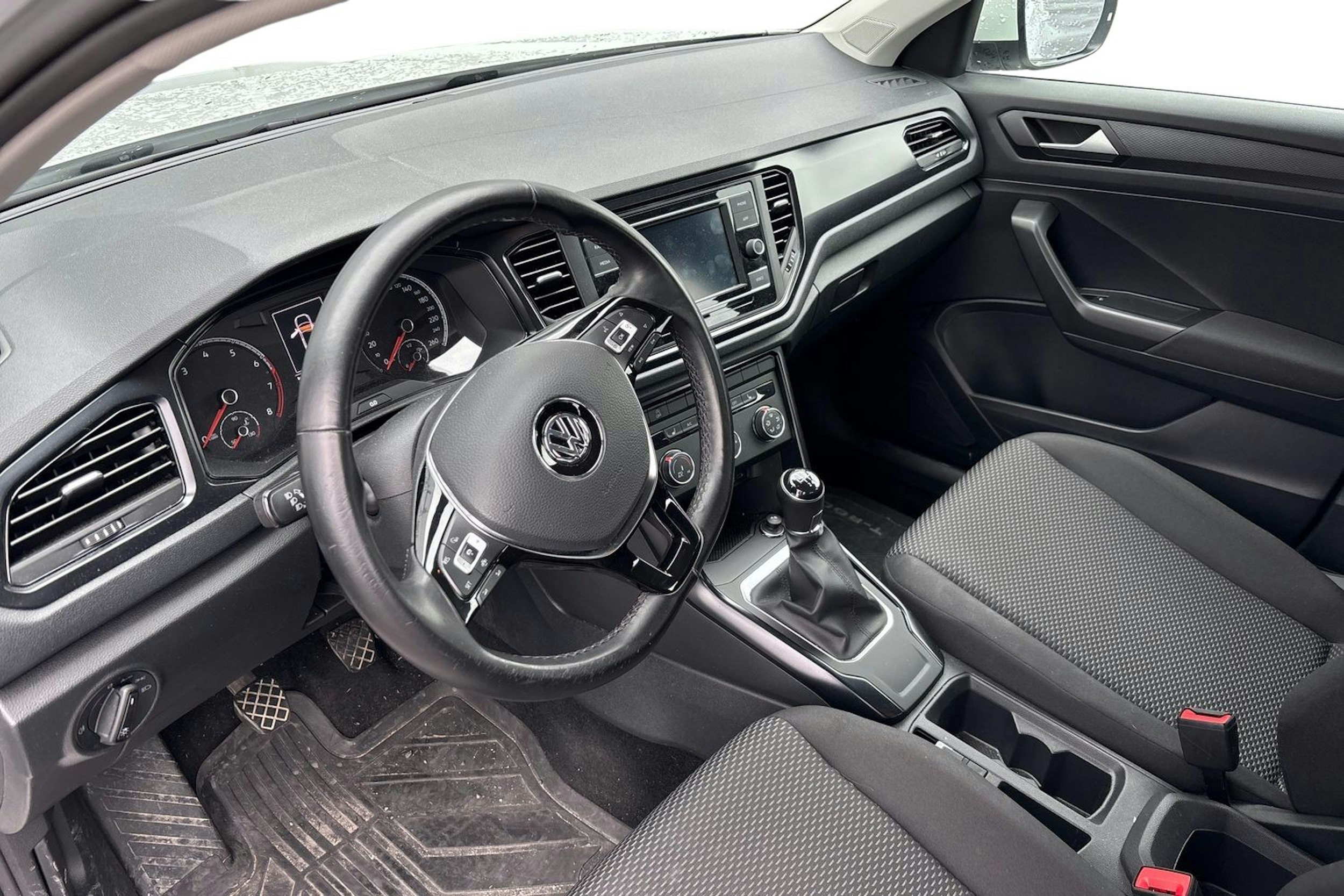Valkoinen Volkswagen T-Roc 2019 kuva 3.