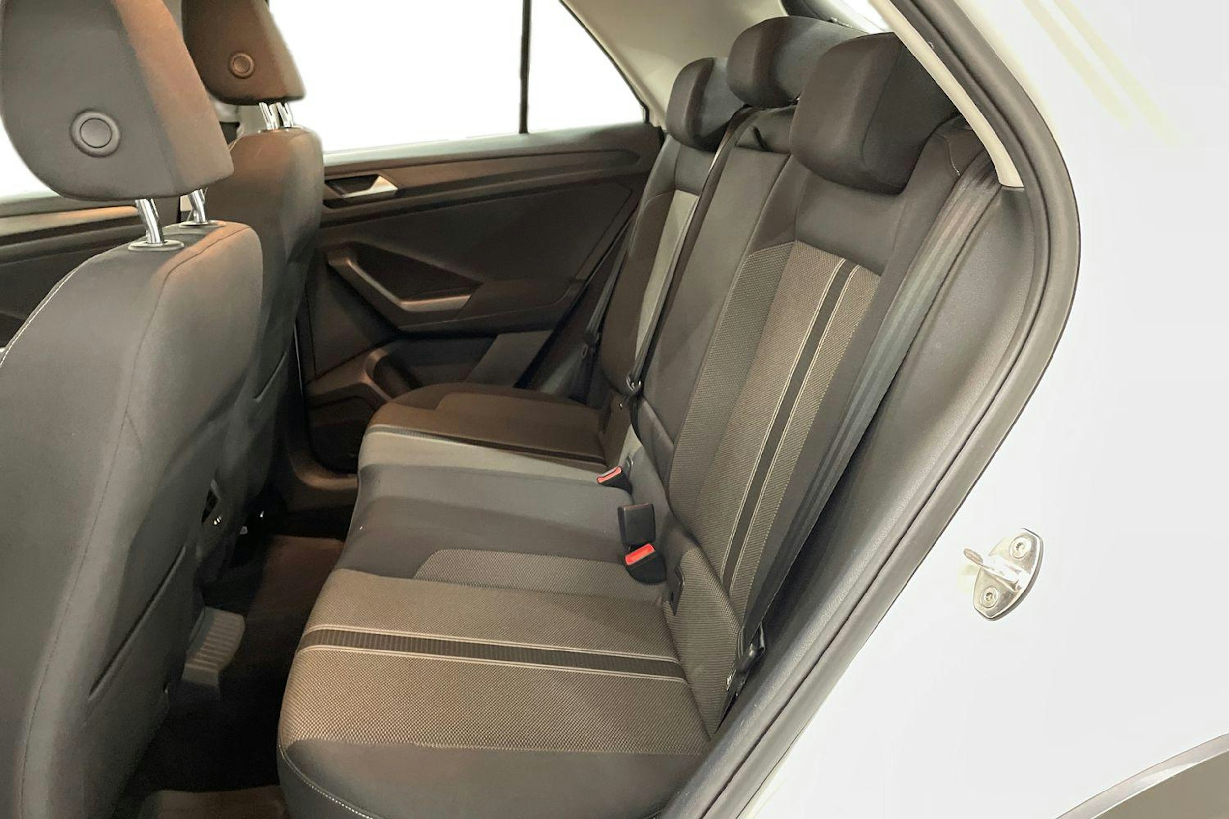 valkoinen Volkswagen T-Roc 2019 kuva 10.