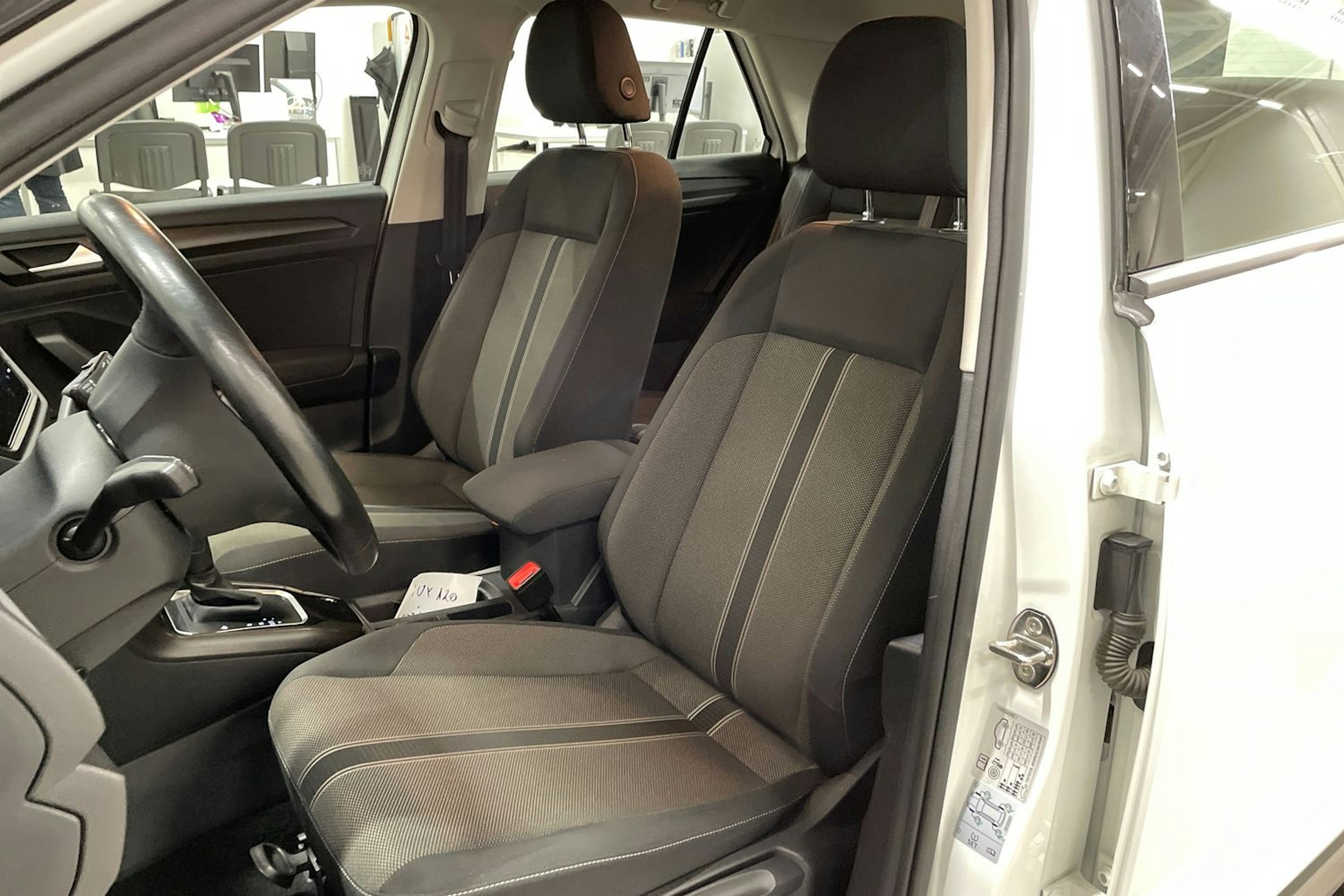 valkoinen Volkswagen T-Roc 2019 kuva 14.