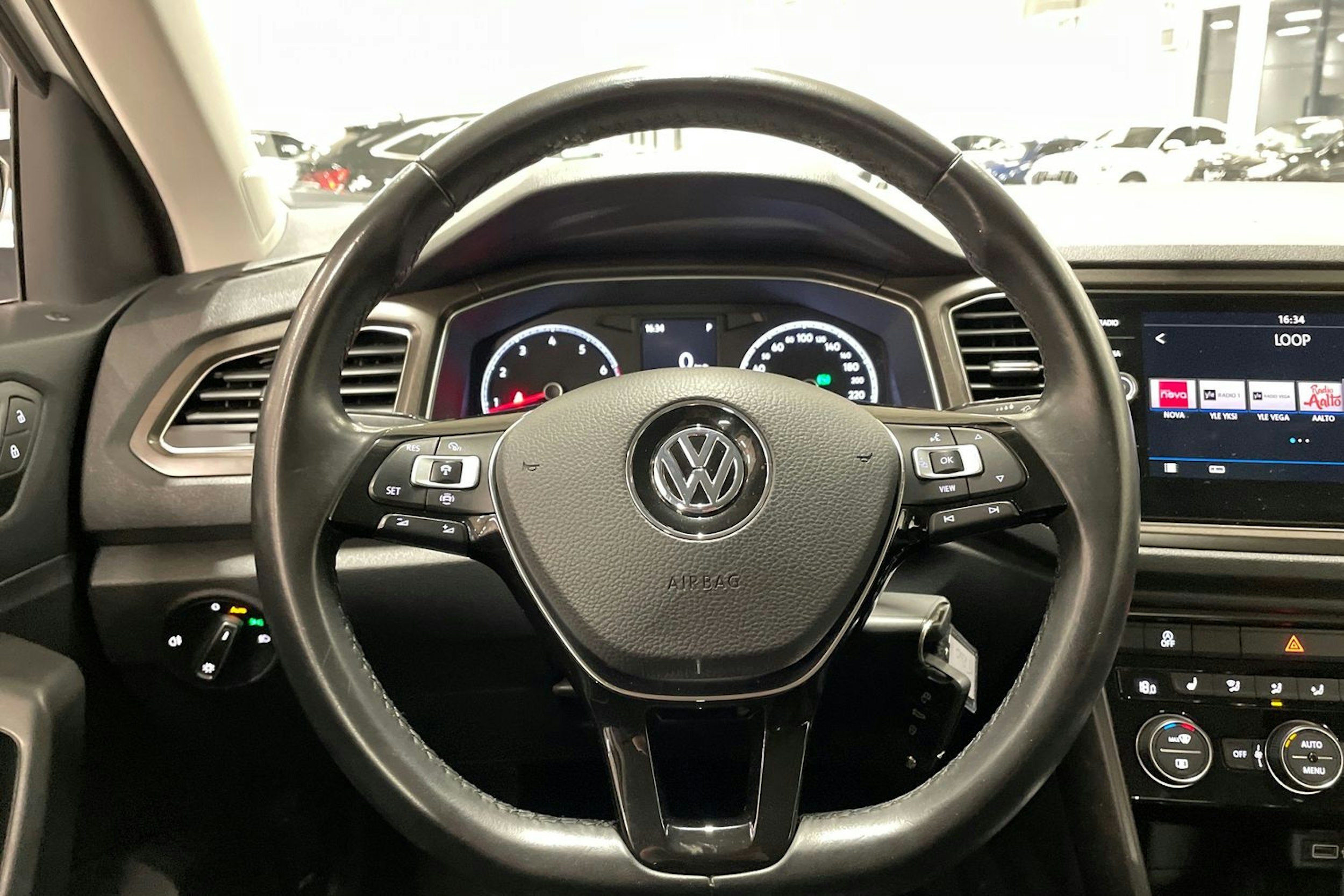 valkoinen Volkswagen T-Roc 2019 kuva 15.