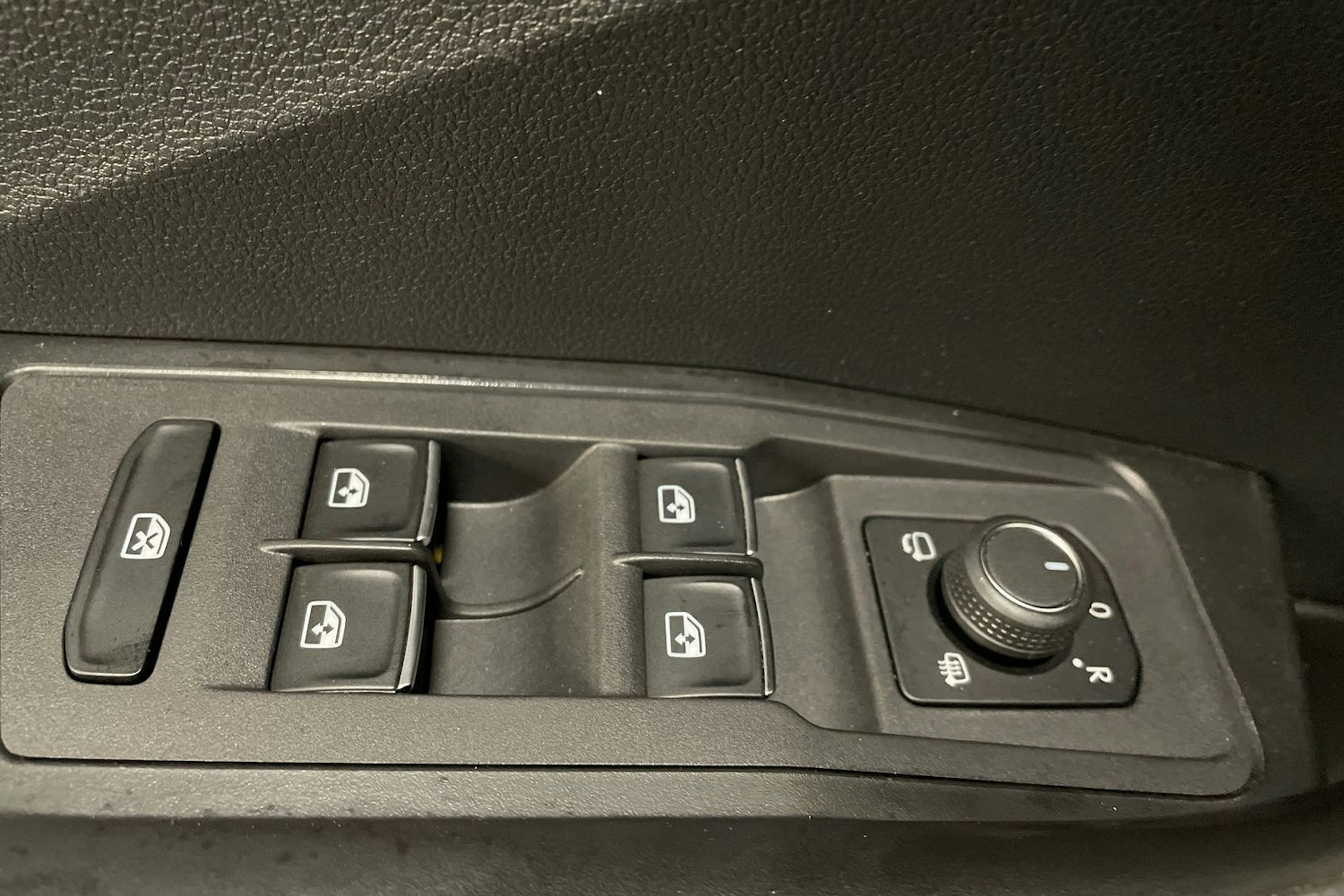 valkoinen Volkswagen T-Roc 2019 kuva 32.