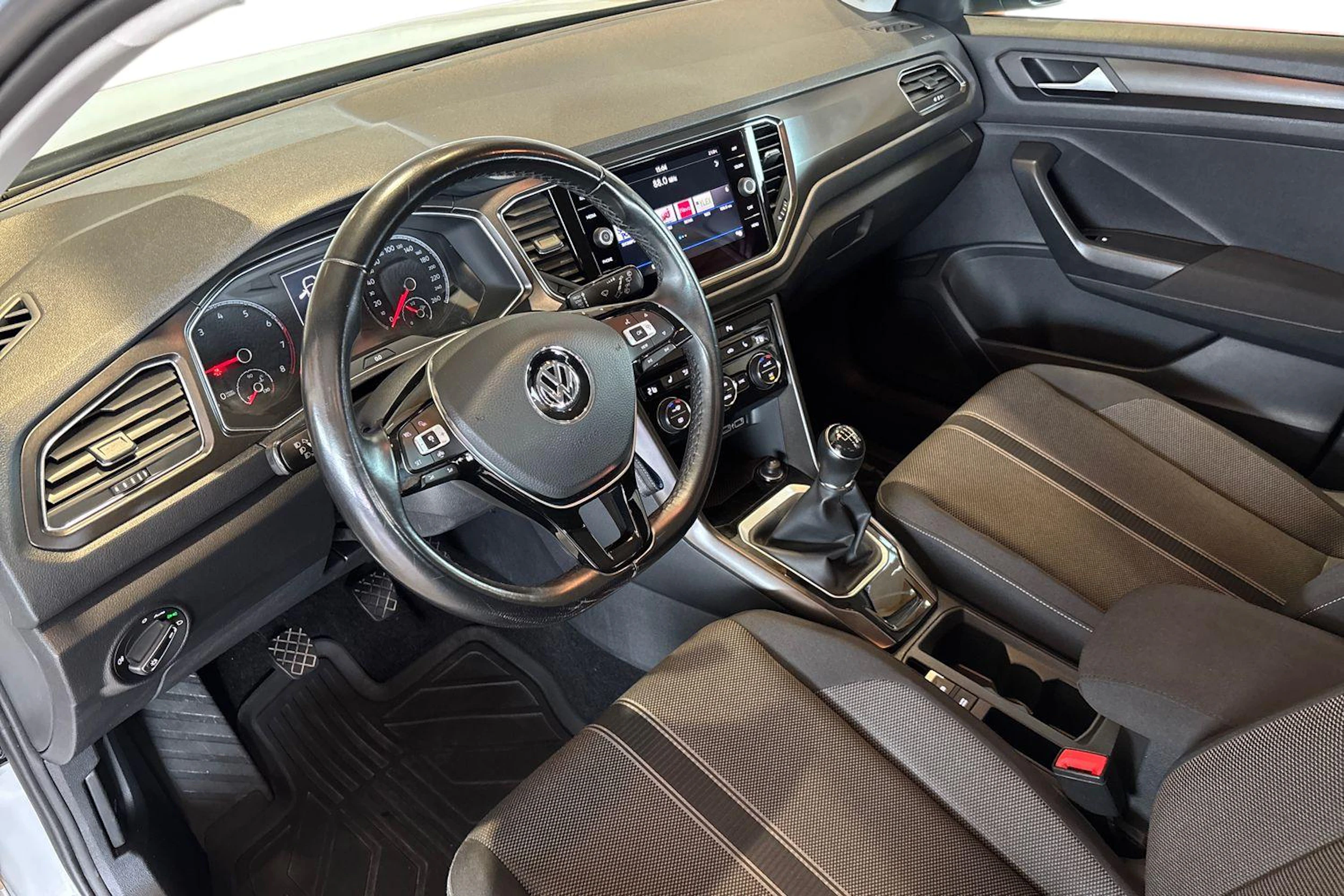 Valkoinen Volkswagen T-Roc 2020 kuva 6.