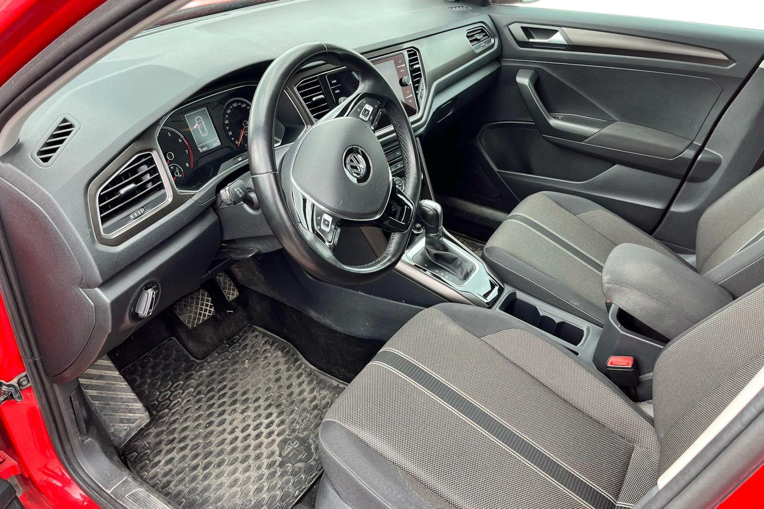 Punainen Volkswagen T-Roc 2019 kuva 3.