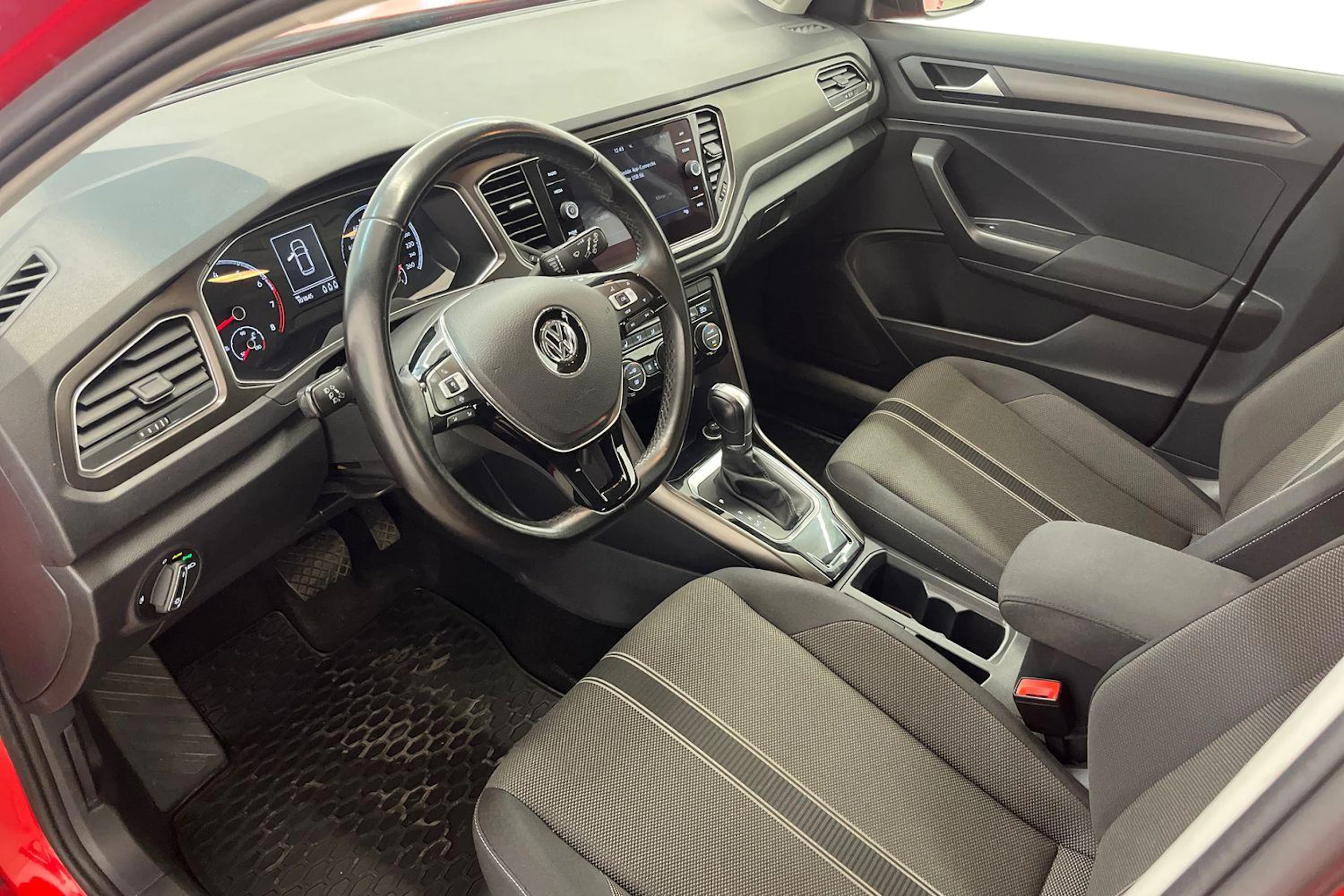 Punainen Volkswagen T-Roc 2019 kuva 8.