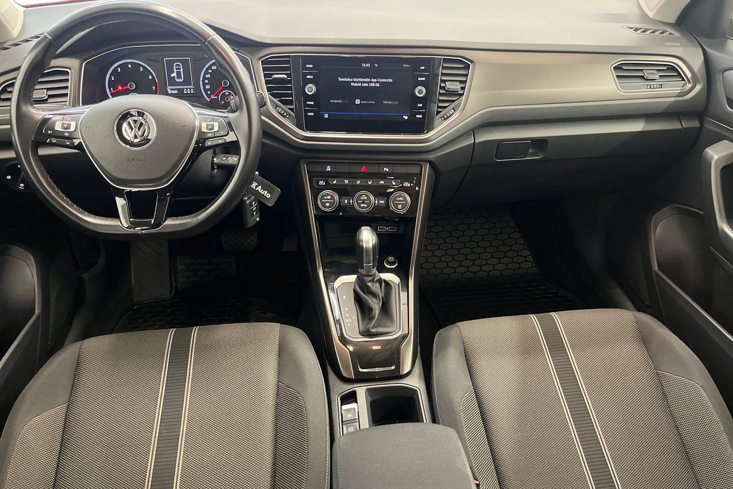 Punainen Volkswagen T-Roc 2019 kuva 9.