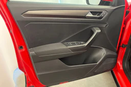Punainen Volkswagen T-Roc 2019 kuva 15.