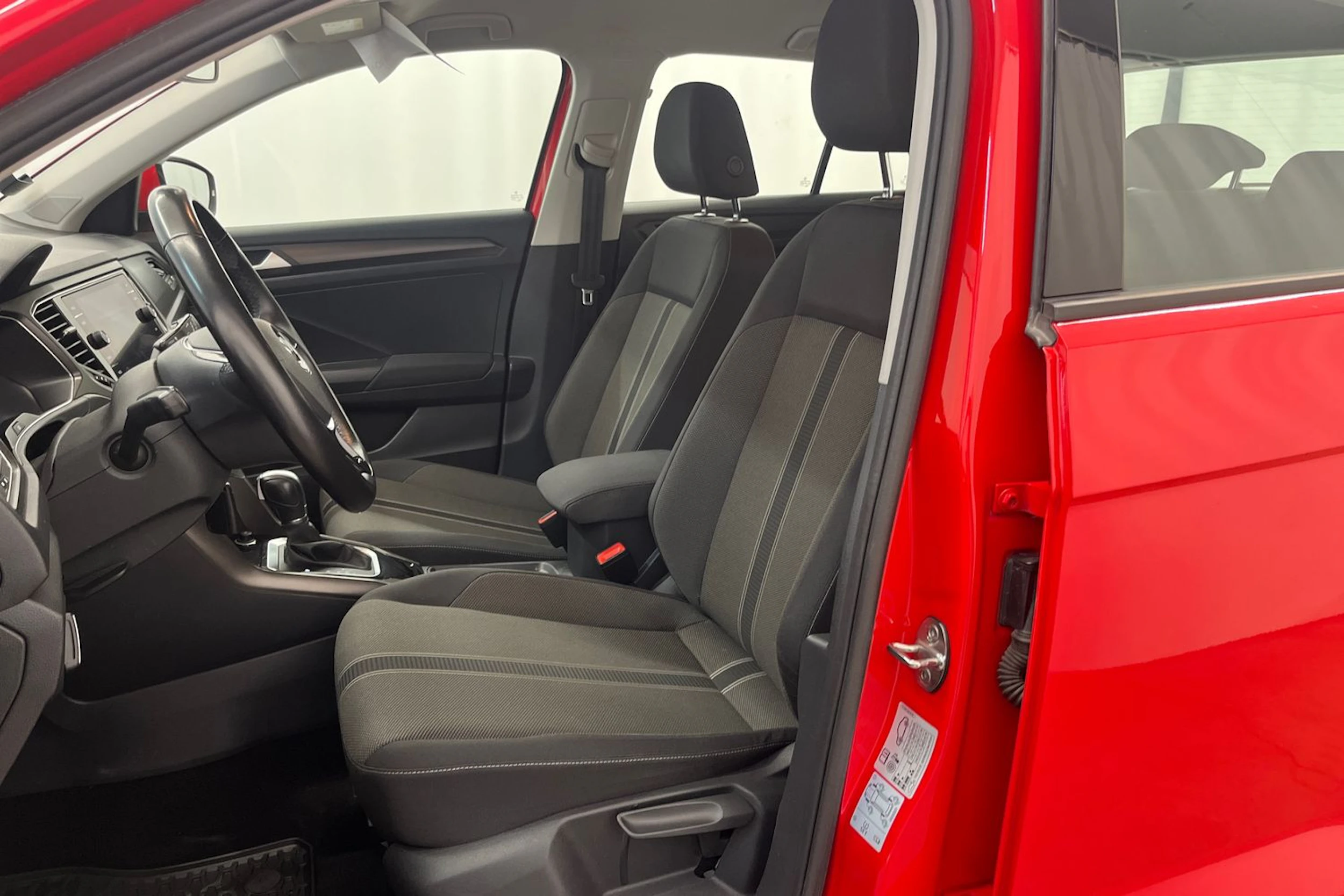 Punainen Volkswagen T-Roc 2019 kuva 16.