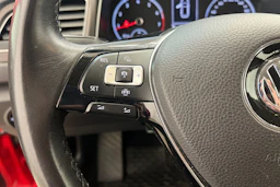 Punainen Volkswagen T-Roc 2019 kuva 17.