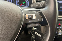 Punainen Volkswagen T-Roc 2019 kuva 18.