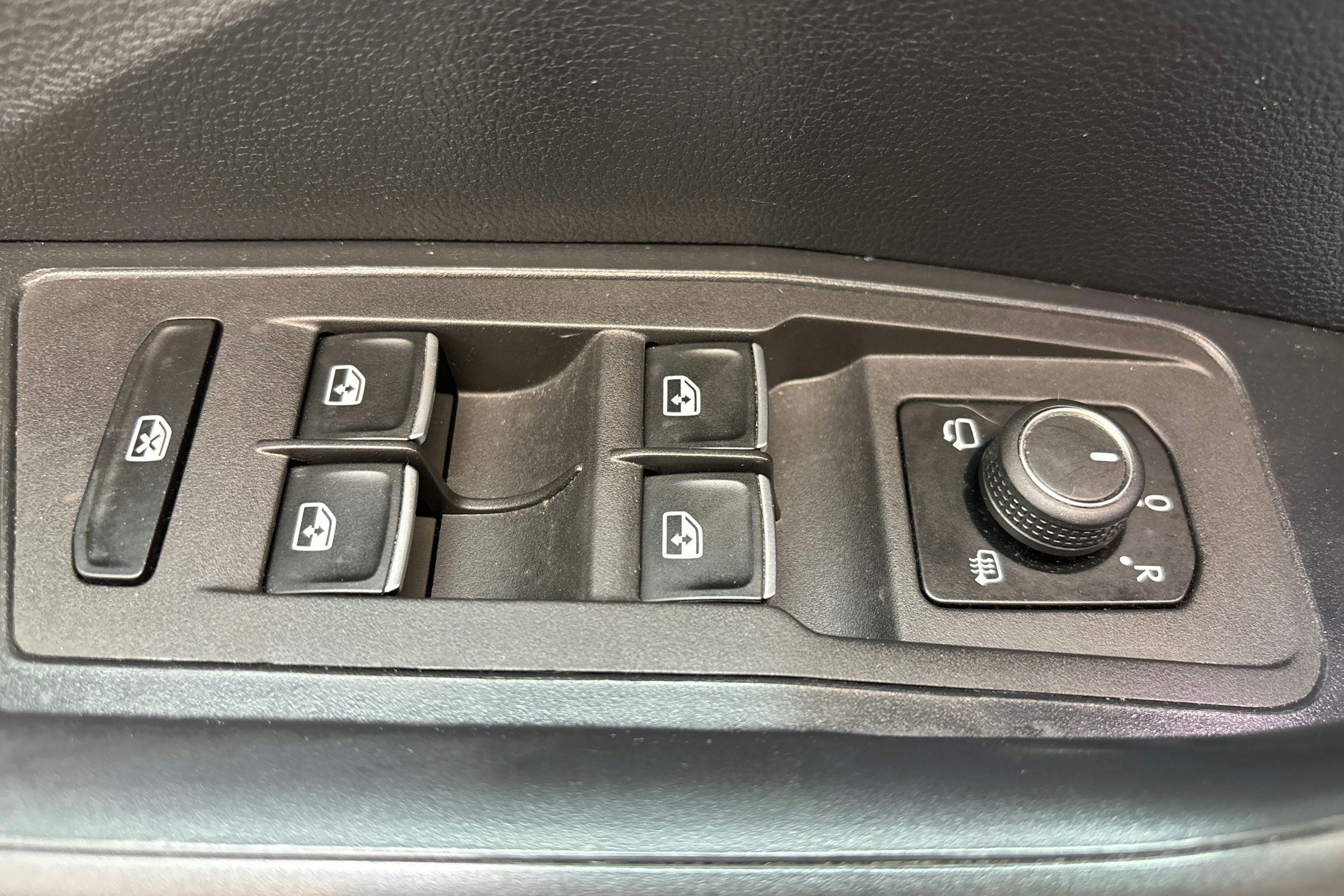valkoinen Volkswagen T-Roc 2019 kuva 16.