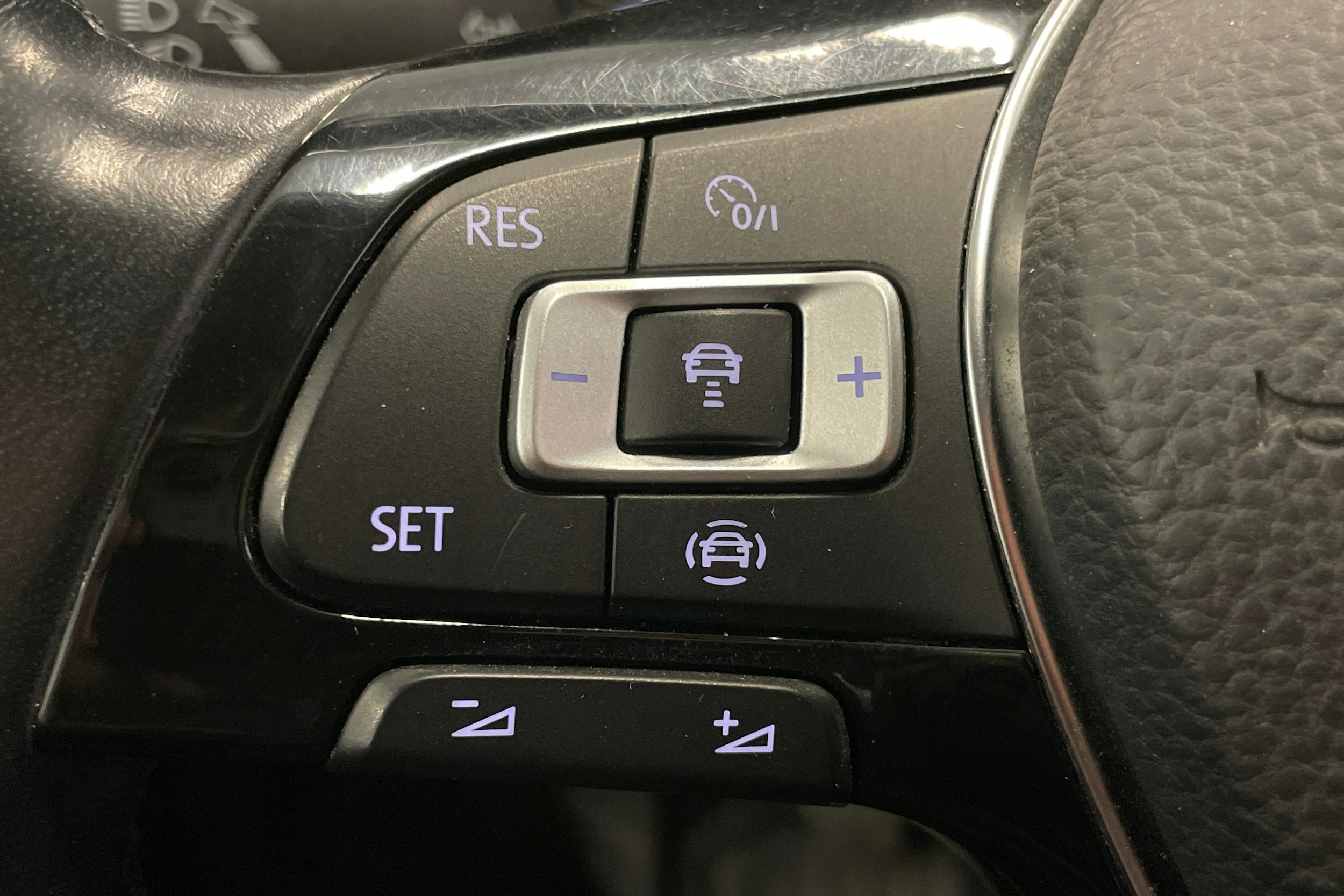 Valkoinen Volkswagen T-ROC 2019 kuva 21.