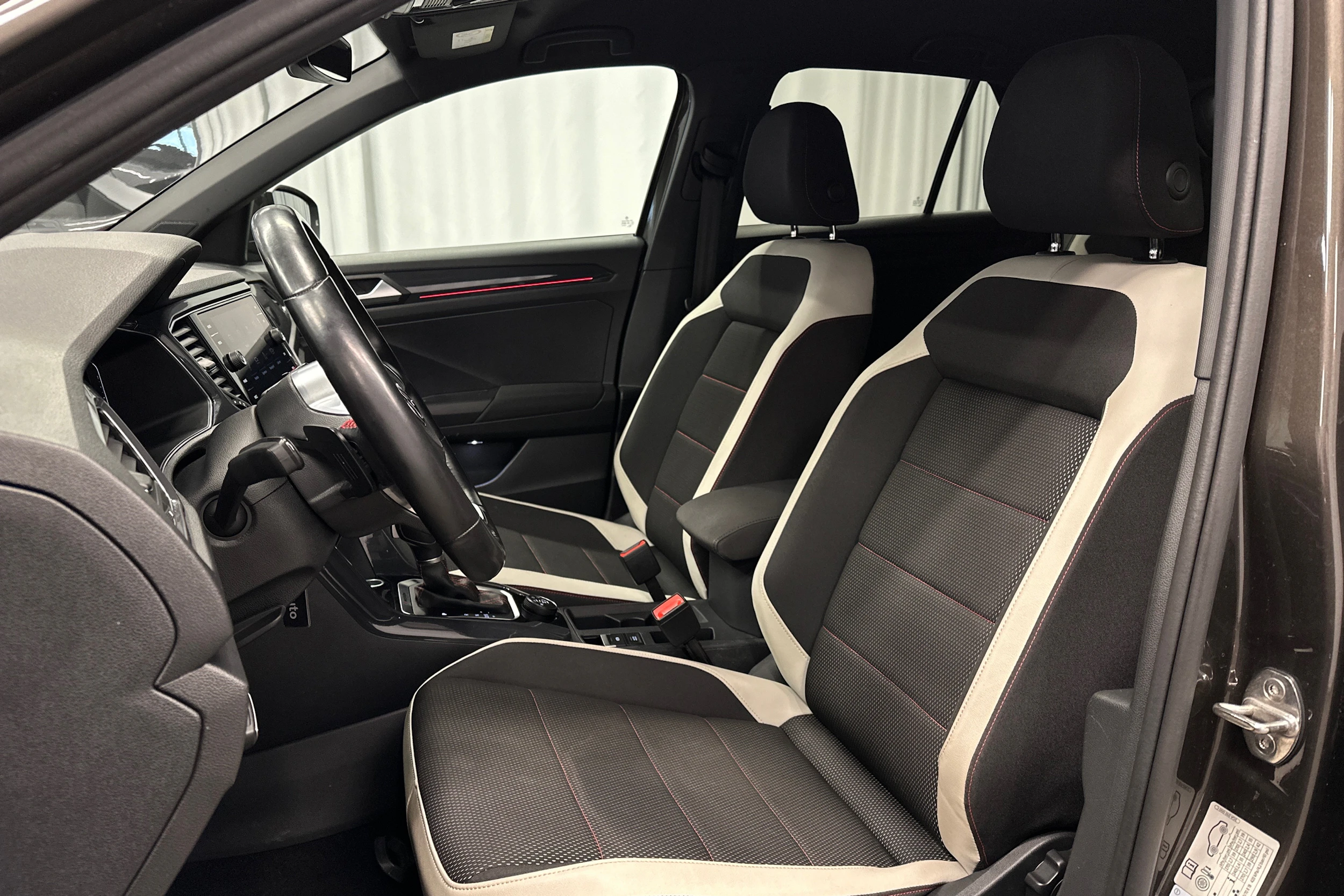 ruskea (beige) Volkswagen T-Roc 2019 kuva 16.