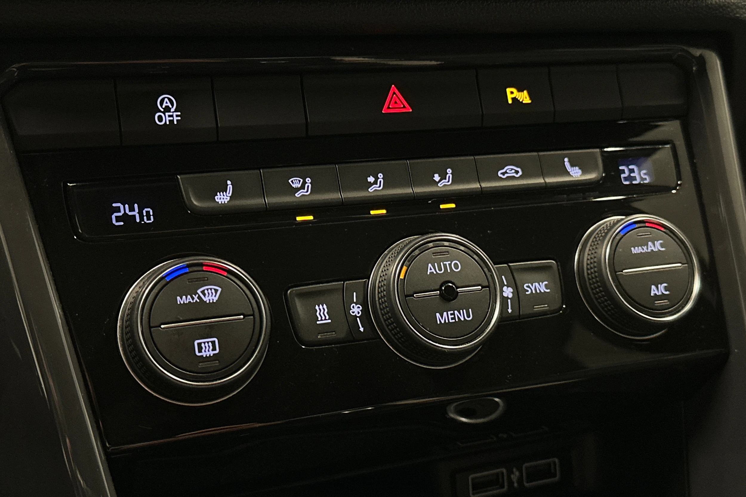 ruskea (beige) Volkswagen T-Roc 2019 kuva 28.