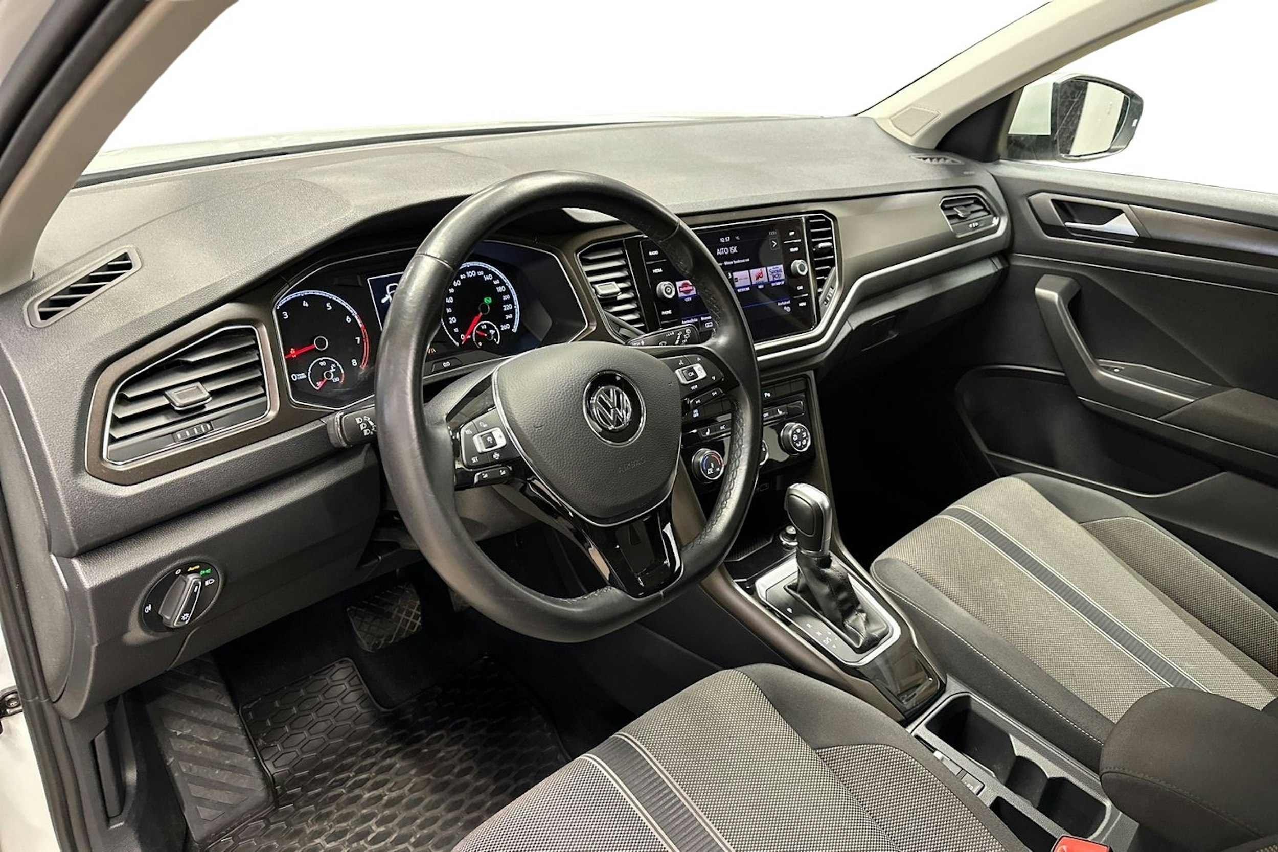 valkoinen Volkswagen T-Roc 2019 kuva 7.