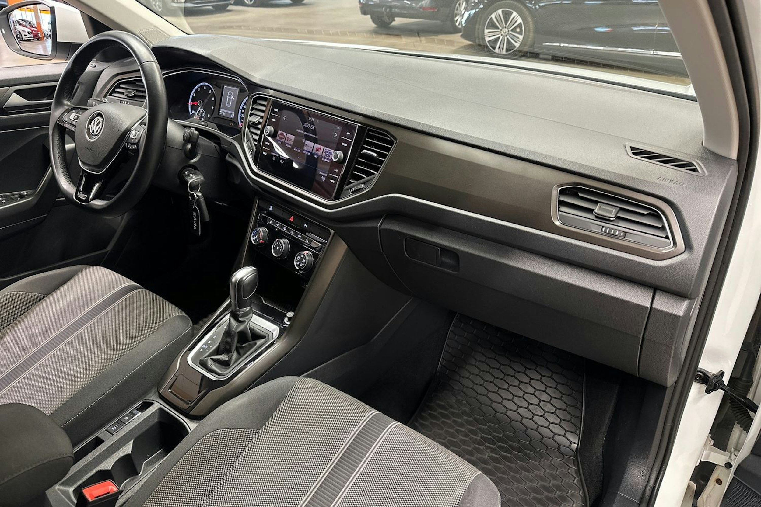 valkoinen Volkswagen T-Roc 2019 kuva 12.