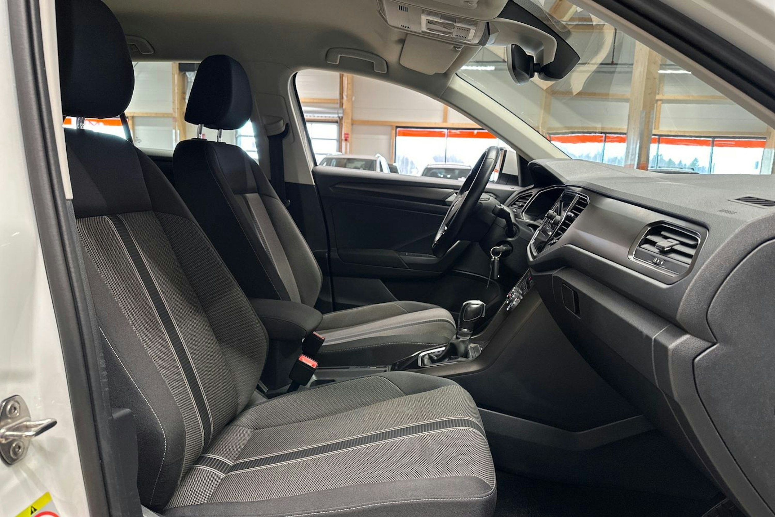 valkoinen Volkswagen T-Roc 2019 kuva 13.