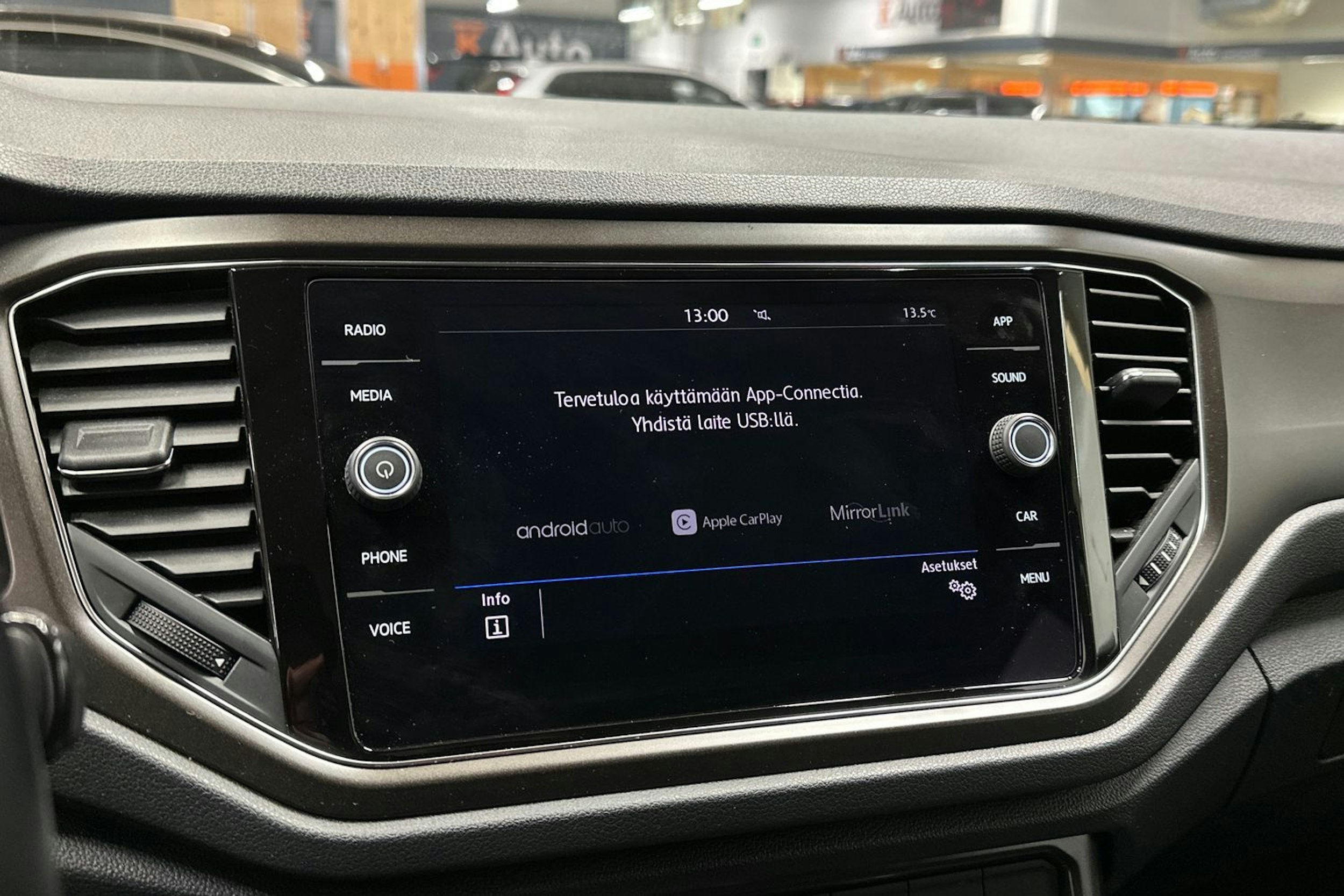 valkoinen Volkswagen T-Roc 2019 kuva 19.