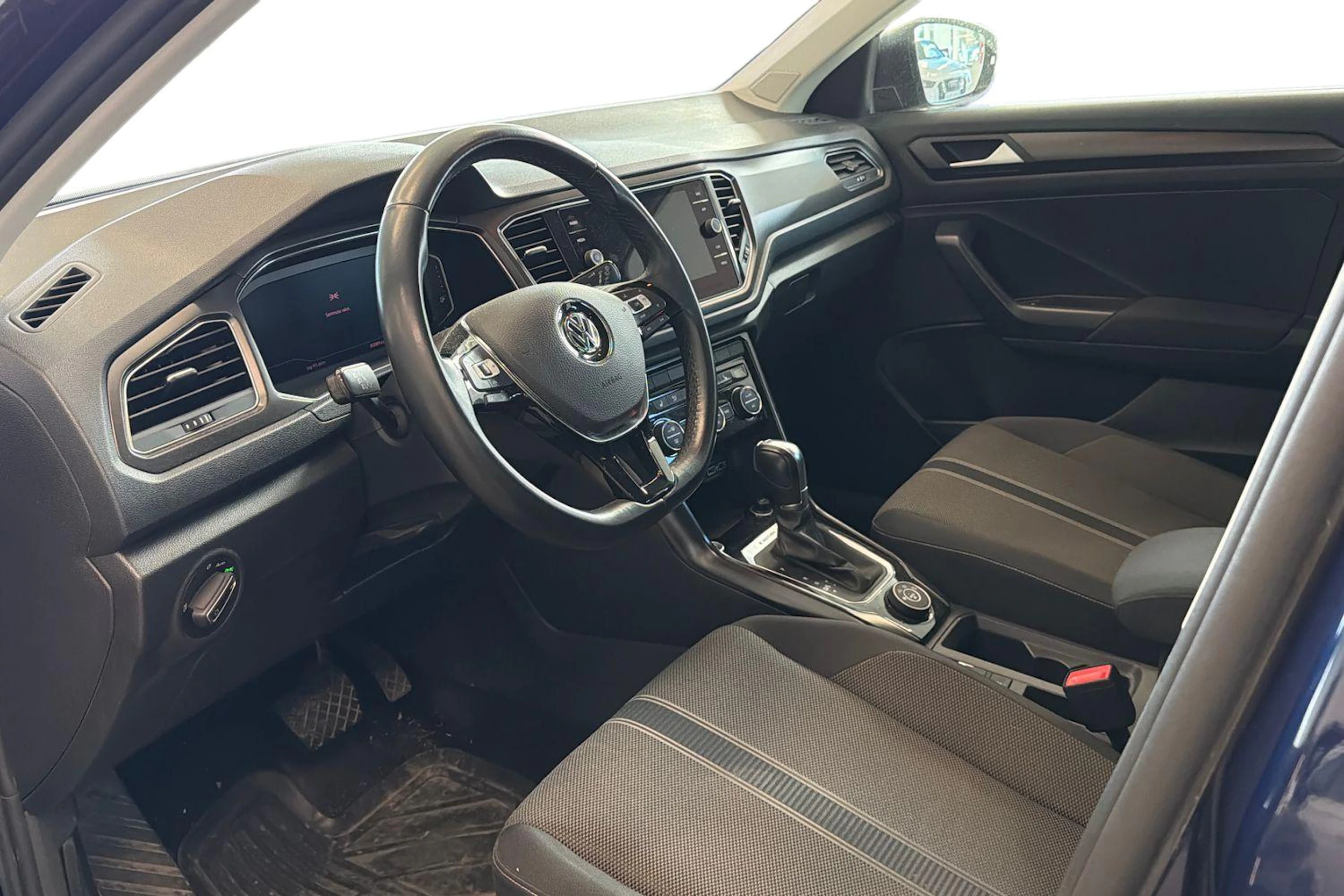 sininen Volkswagen T-Roc 2019 kuva 3.