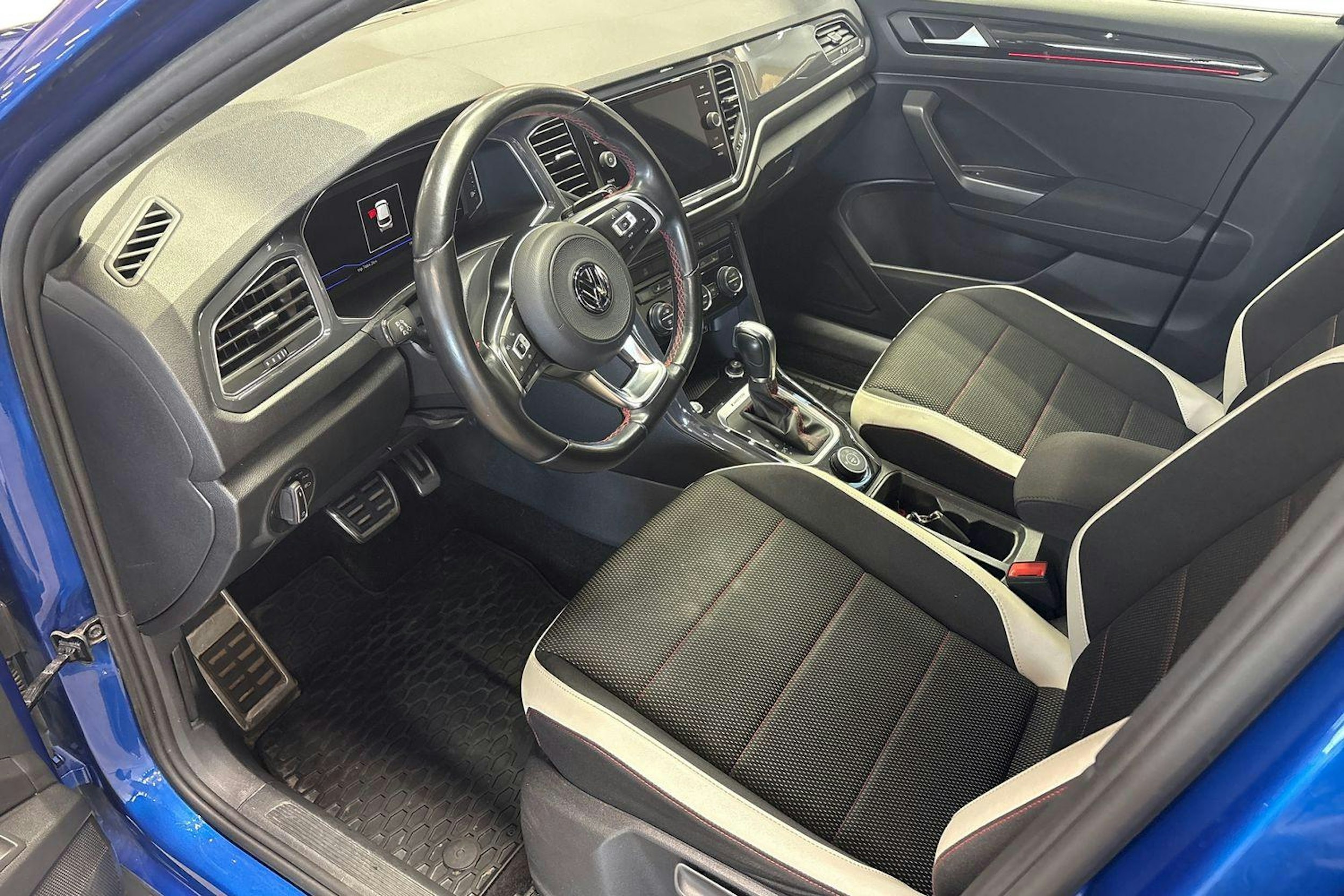 sininen Volkswagen T-Roc 2019 kuva 7.