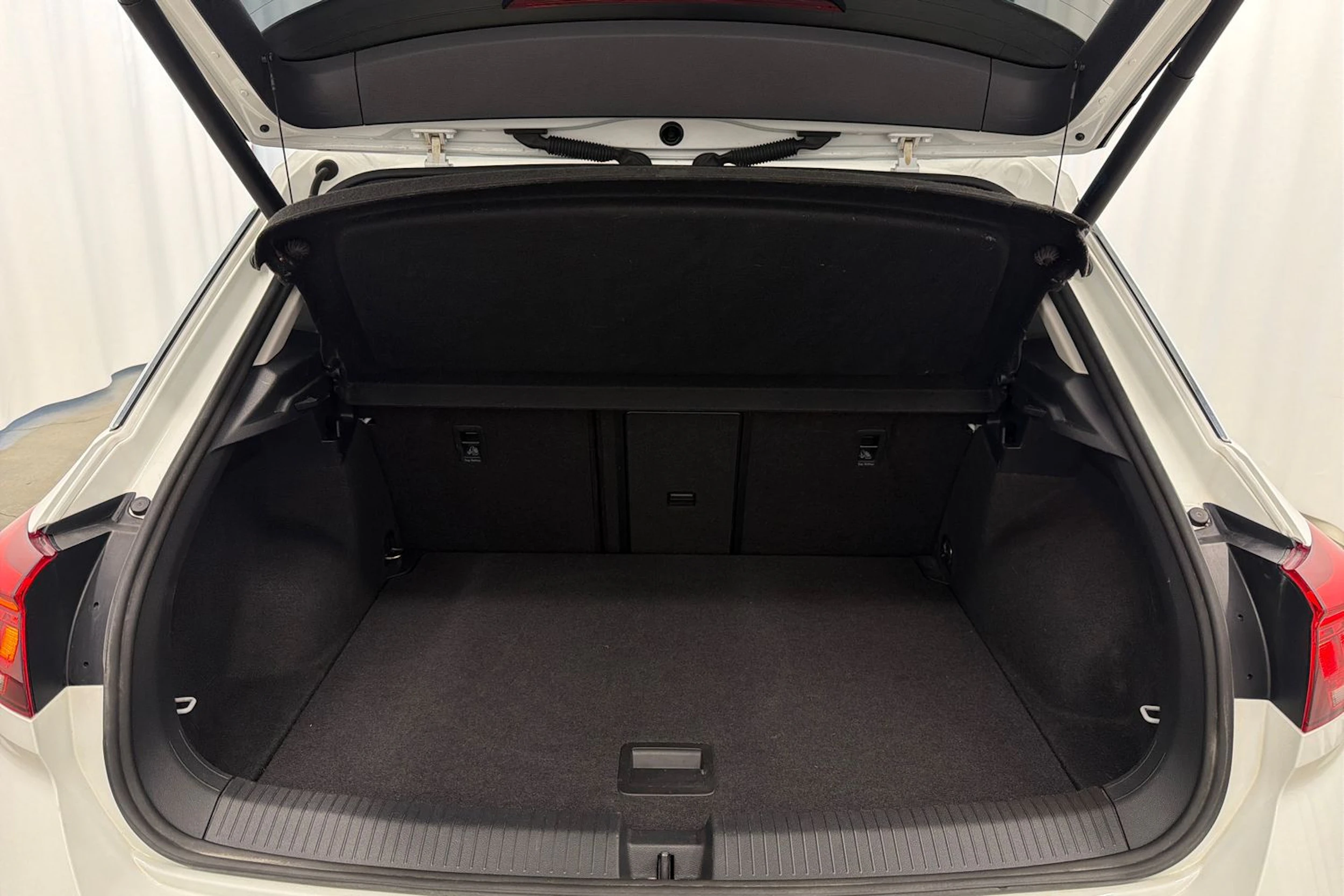 valkoinen Volkswagen T-Roc 2019 kuva 13.