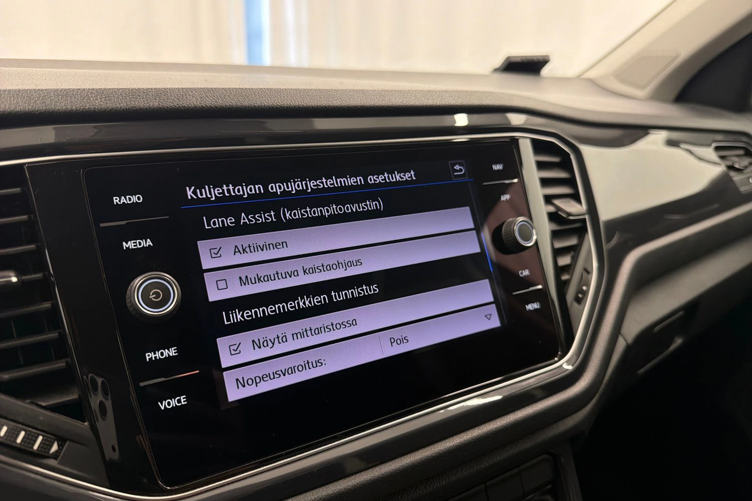 valkoinen Volkswagen T-Roc 2019 kuva 22.